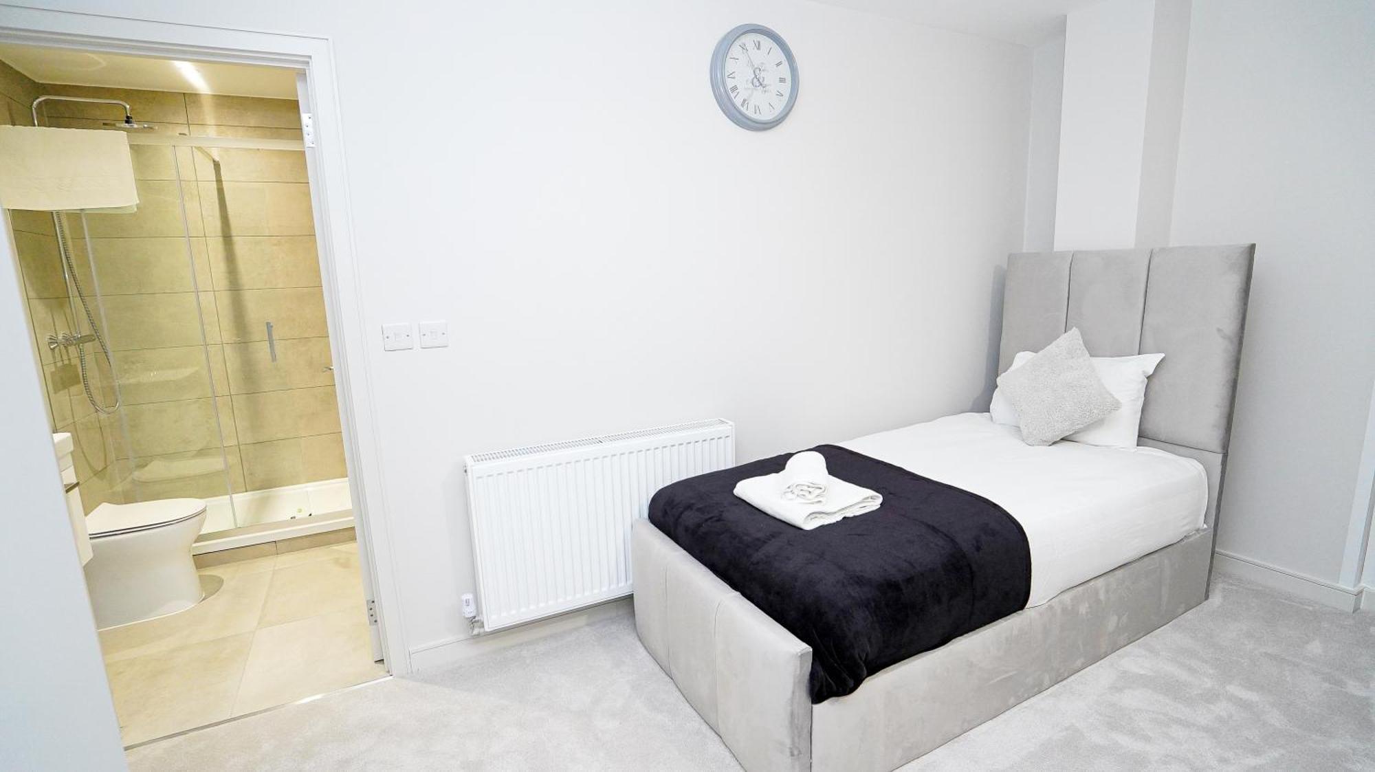Spacious 3 Bedroom In With Free Parking By Easy 2 Manage