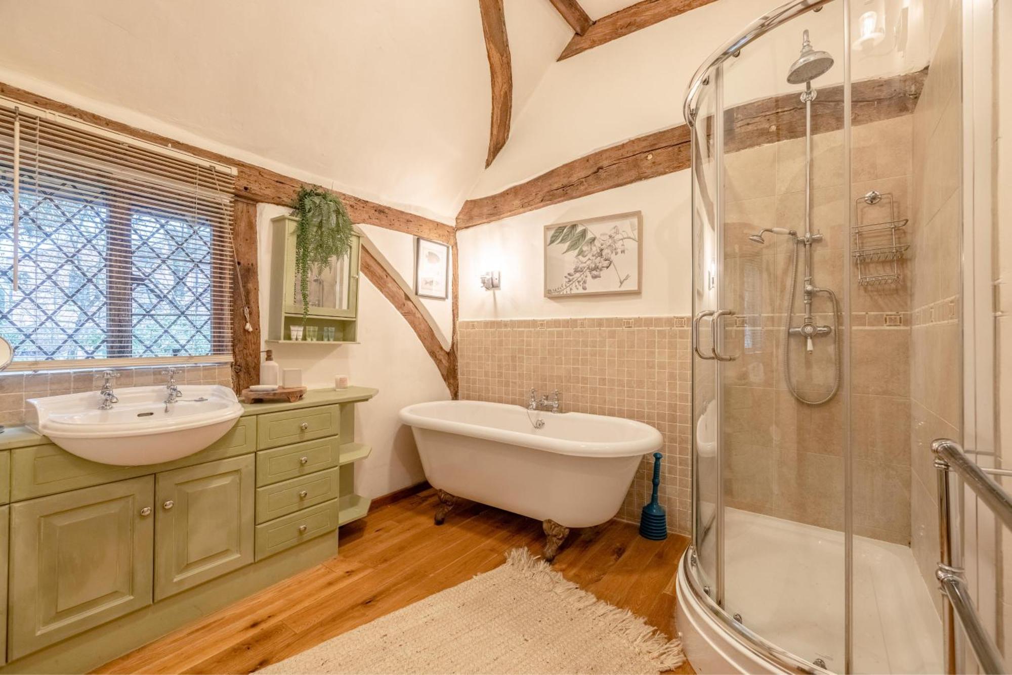 Cosy 5 Bed Retreat, Perfect For Families Slough