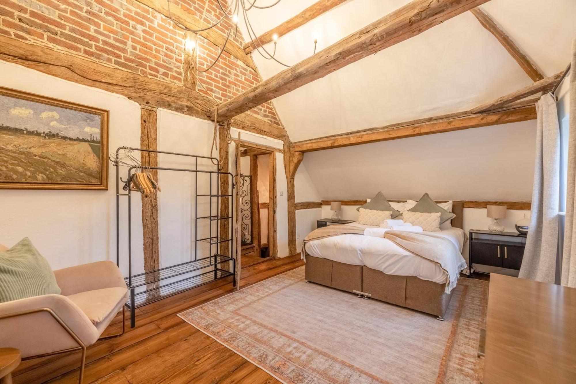 Cosy 5 Bed Retreat, Perfect For Families Slough