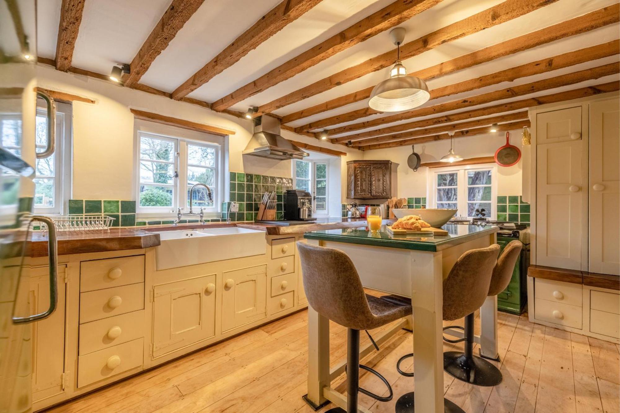 Cosy 5 Bed Retreat, Perfect For Families Holiday home Slough