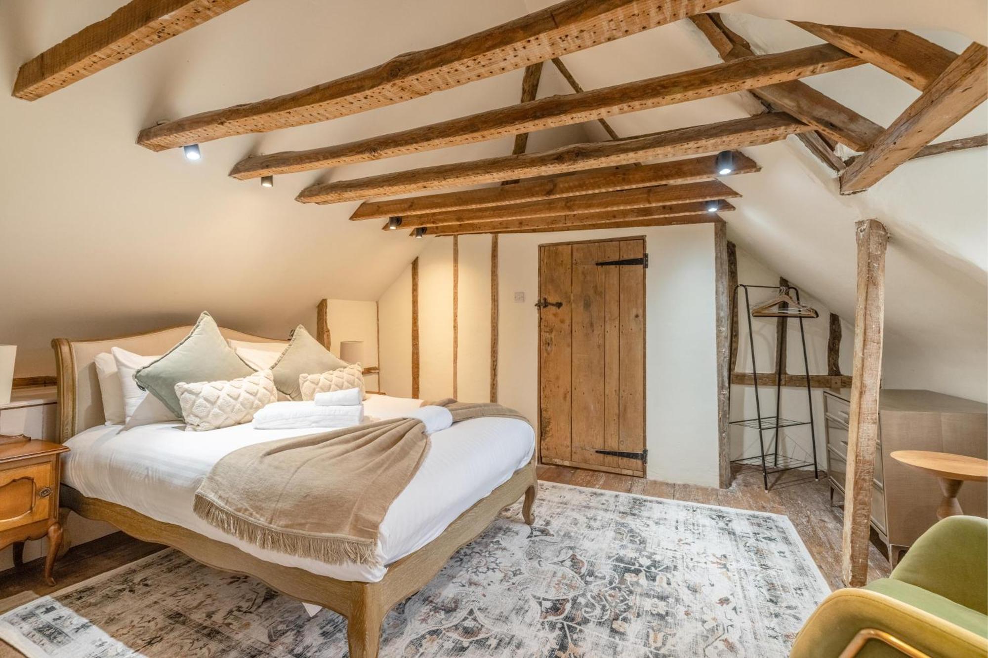 Cosy 5 Bed Retreat, Perfect For Families Slough