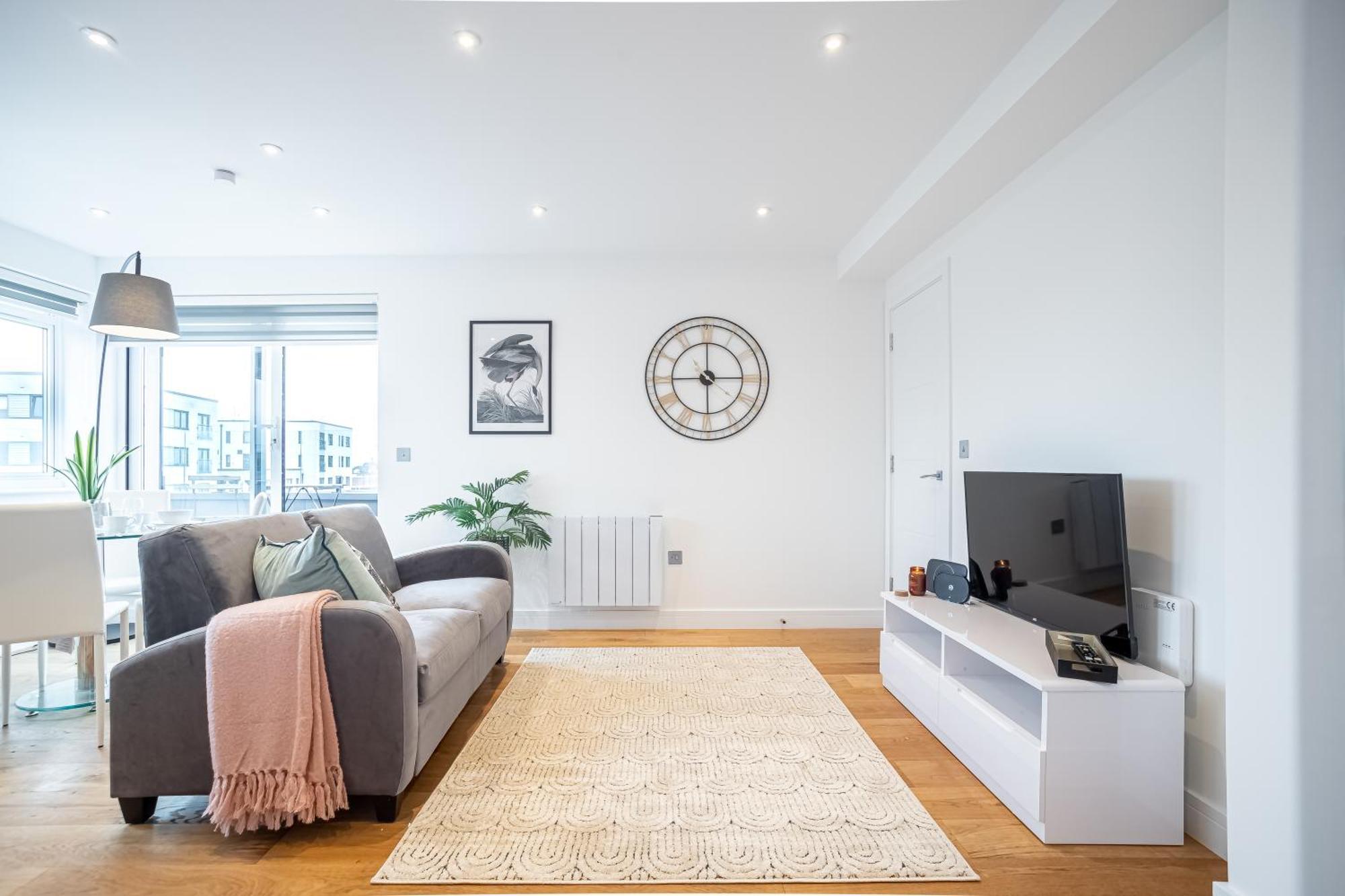 Luxe One Bedroom With Balcony * Slough