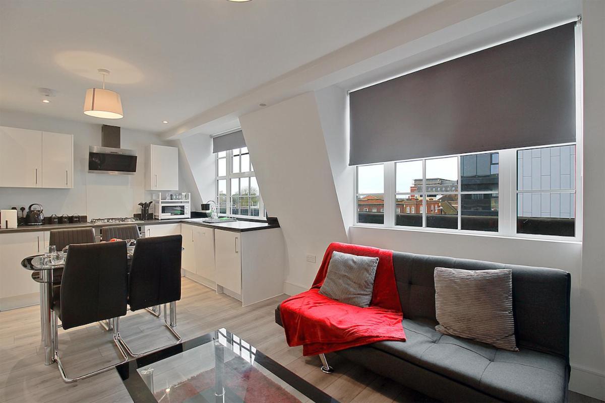 -double Bed & 1 Sofa Bed, - Transport Links Apartamento Slough