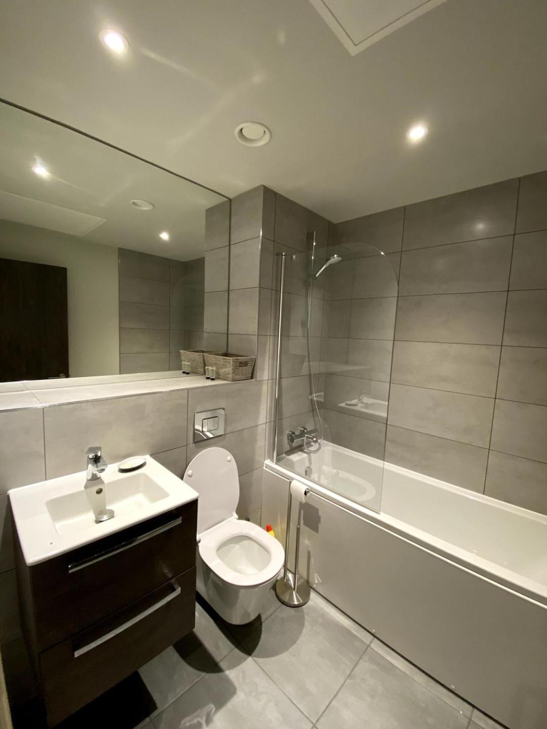 One Bed Modern Flat With Terrace Apartment *