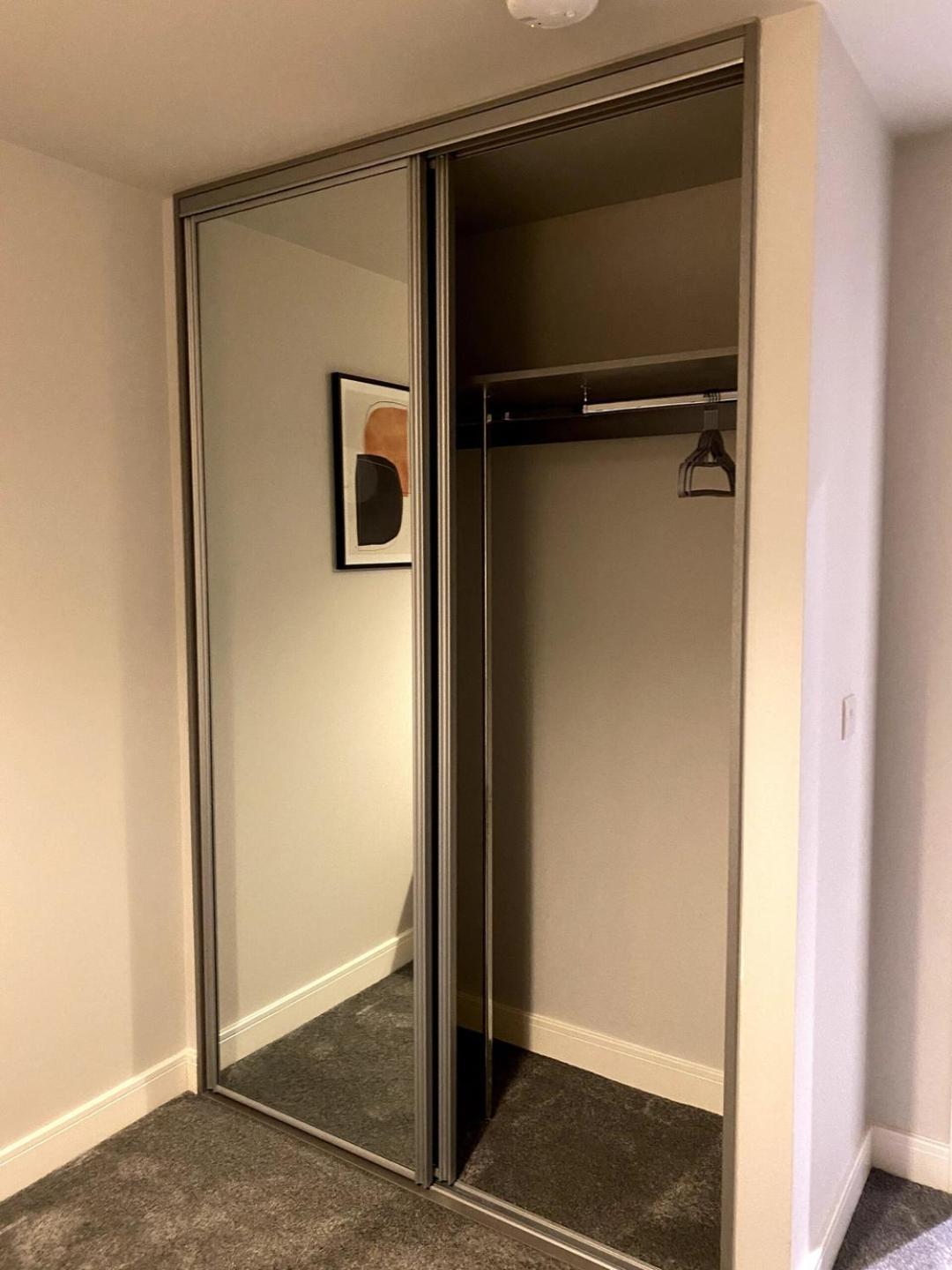 One Bed Modern Flat With Terrace *