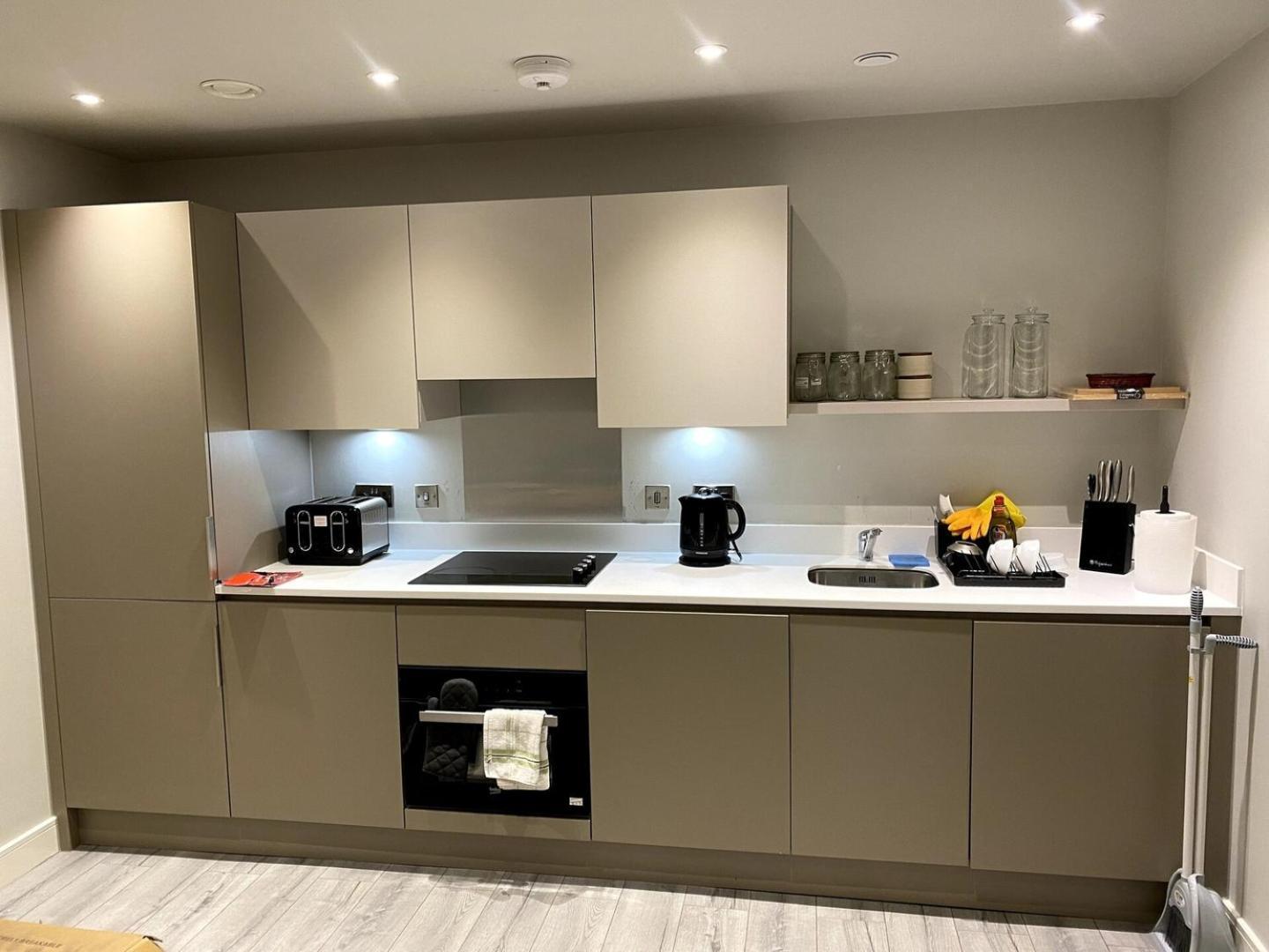 One Bed Modern Flat With Terrace Apartment *