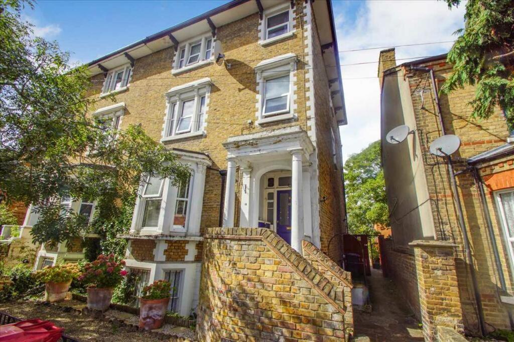 Tranquil Garden Flat Near Windsor