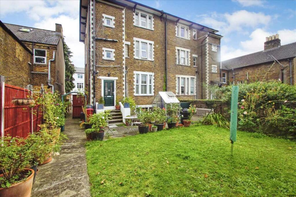 Tranquil Garden Flat Near Windsor Apartamento