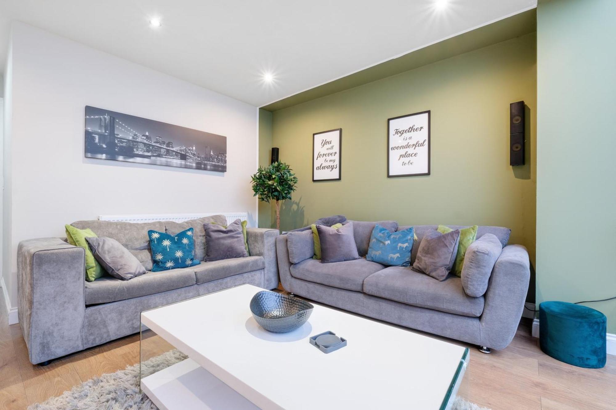 Bright & Spacious 3-bed, 2-bath In Graylands Close Casa de férias Slough