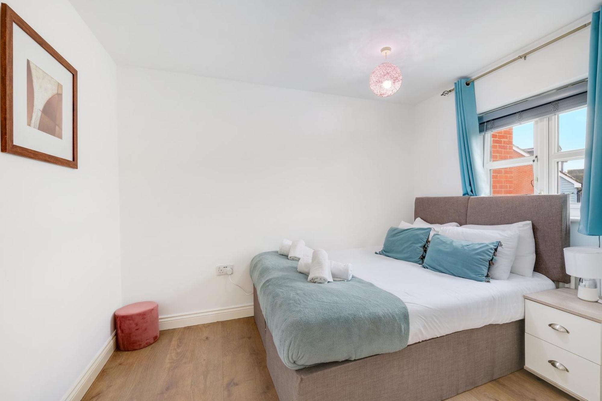 Bright & Spacious 3-bed, 2-bath In Graylands Close