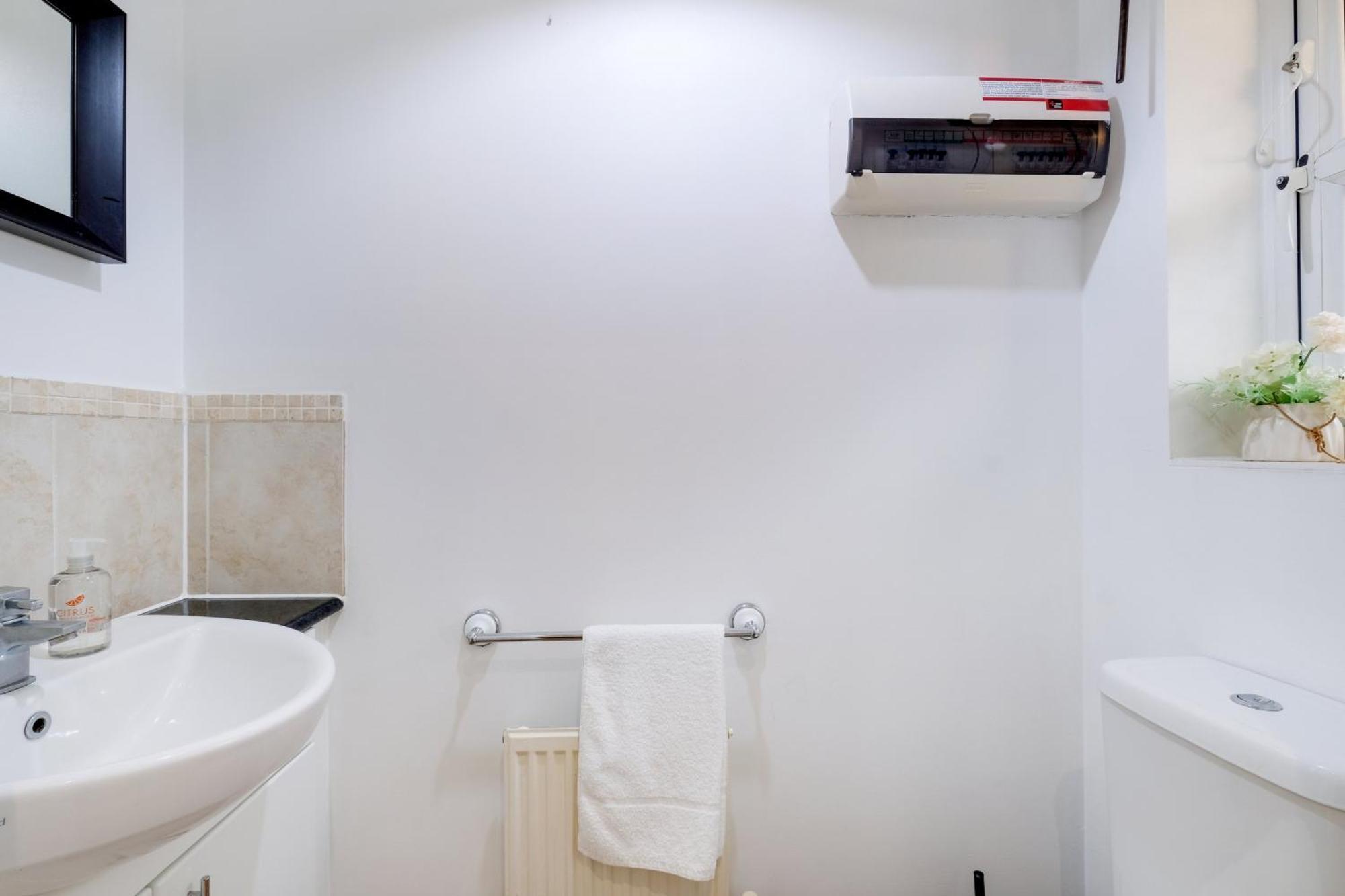 Bright & Spacious 3-bed, 2-bath In Graylands Close *