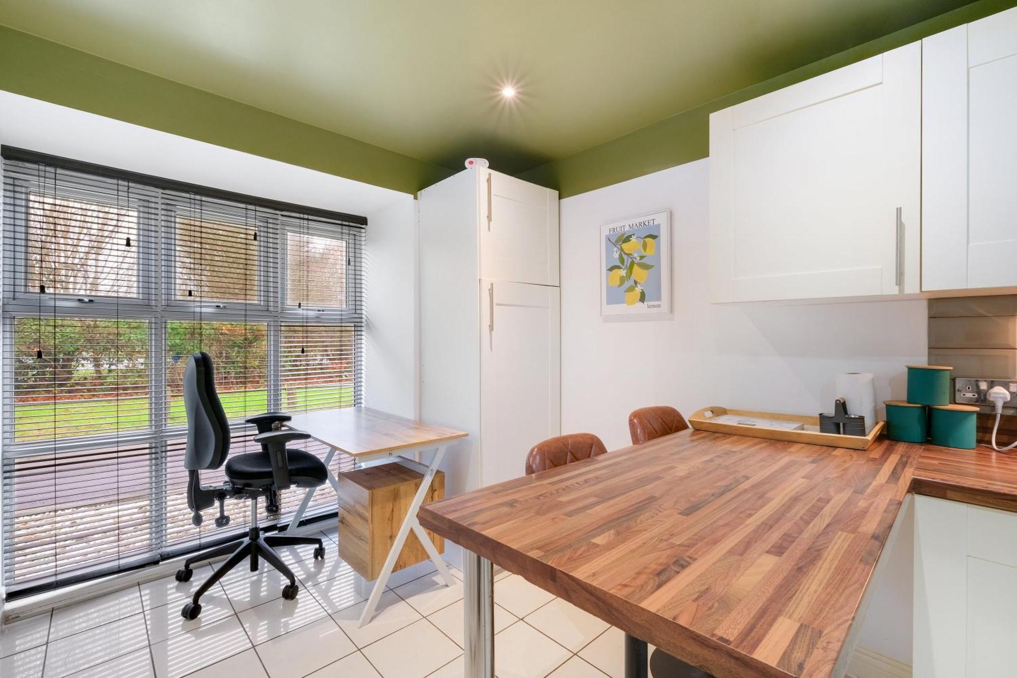 Bright & Spacious 3-bed, 2-bath In Graylands Close Casa de férias