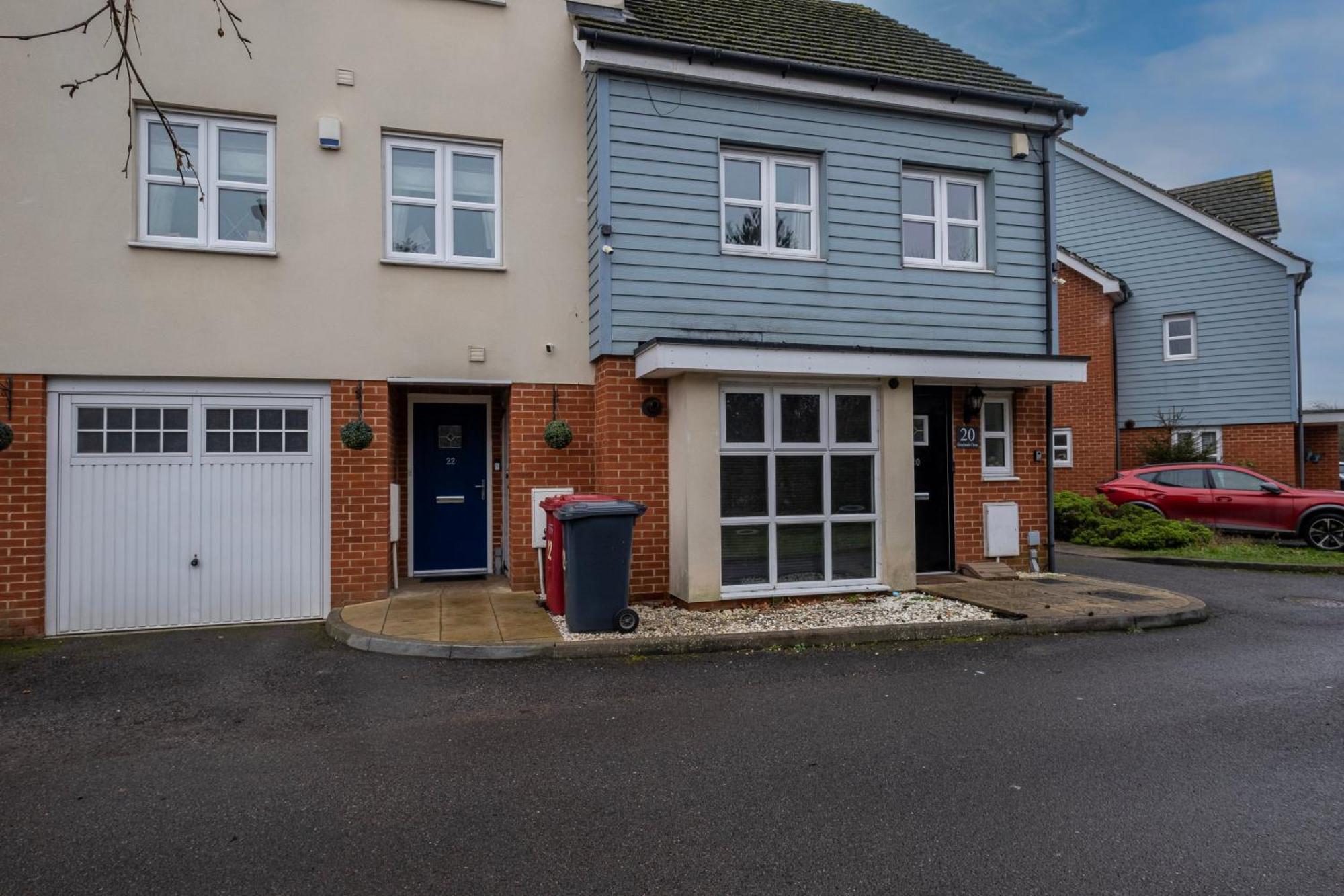 Bright & Spacious 3-bed, 2-bath In Graylands Close Slough