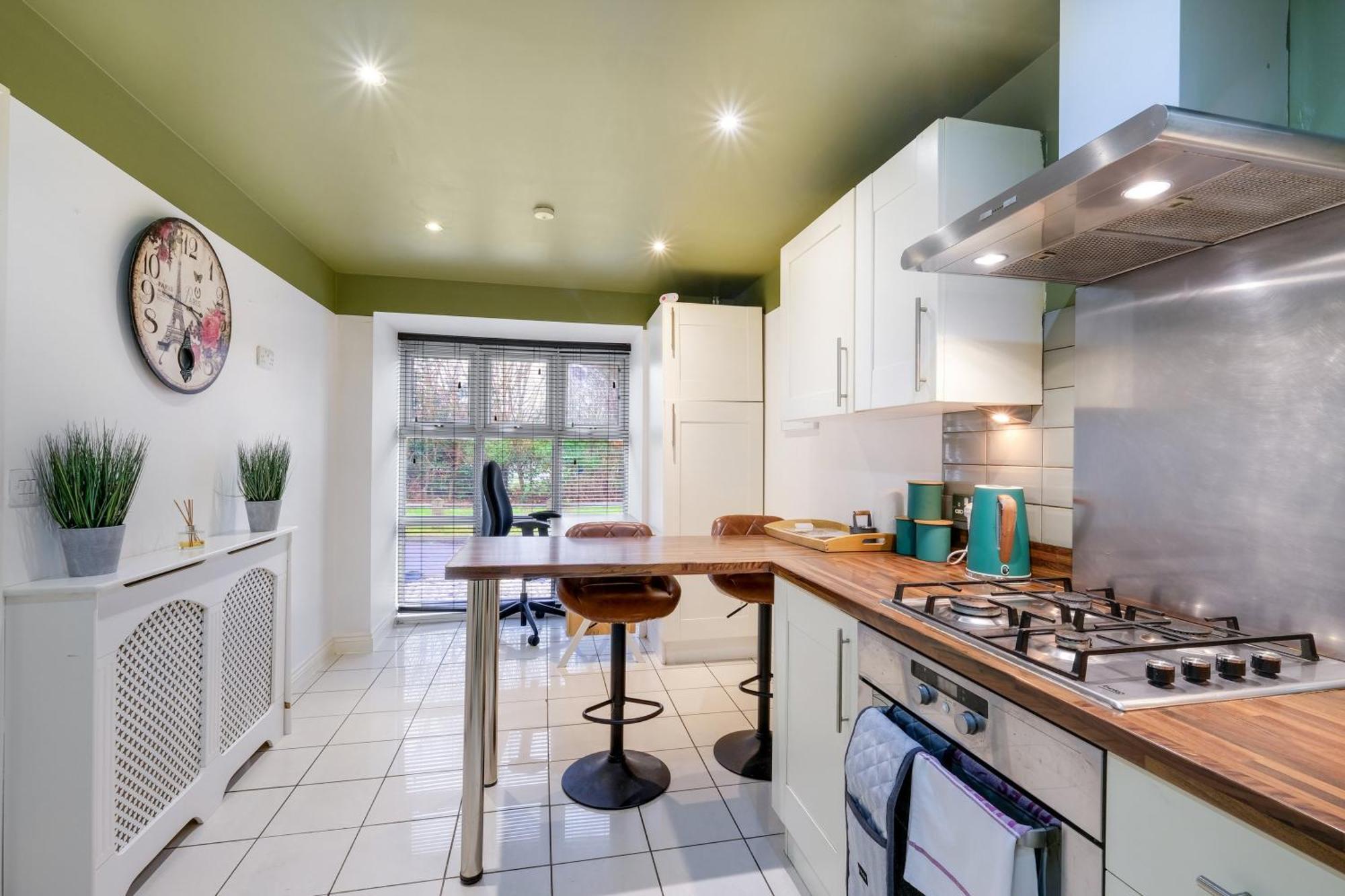 Casa de férias Bright & Spacious 3-bed, 2-bath In Graylands Close *