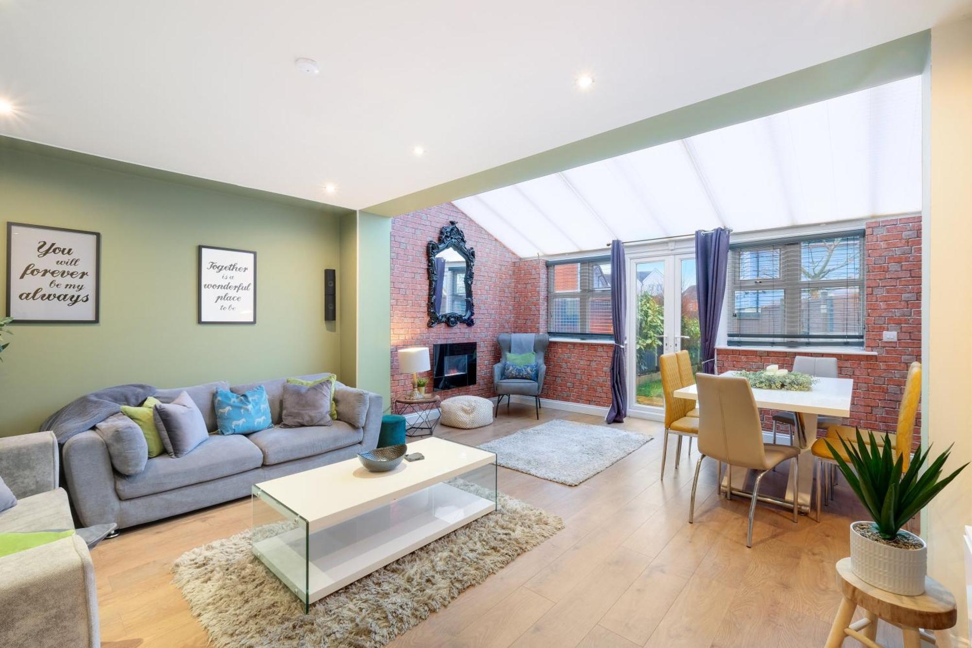 Bright & Spacious 3-bed, 2-bath In Graylands Close Casa de férias