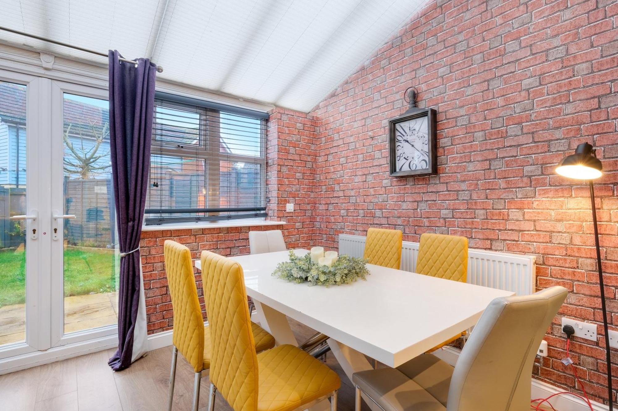 Bright & Spacious 3-bed, 2-bath In Graylands Close