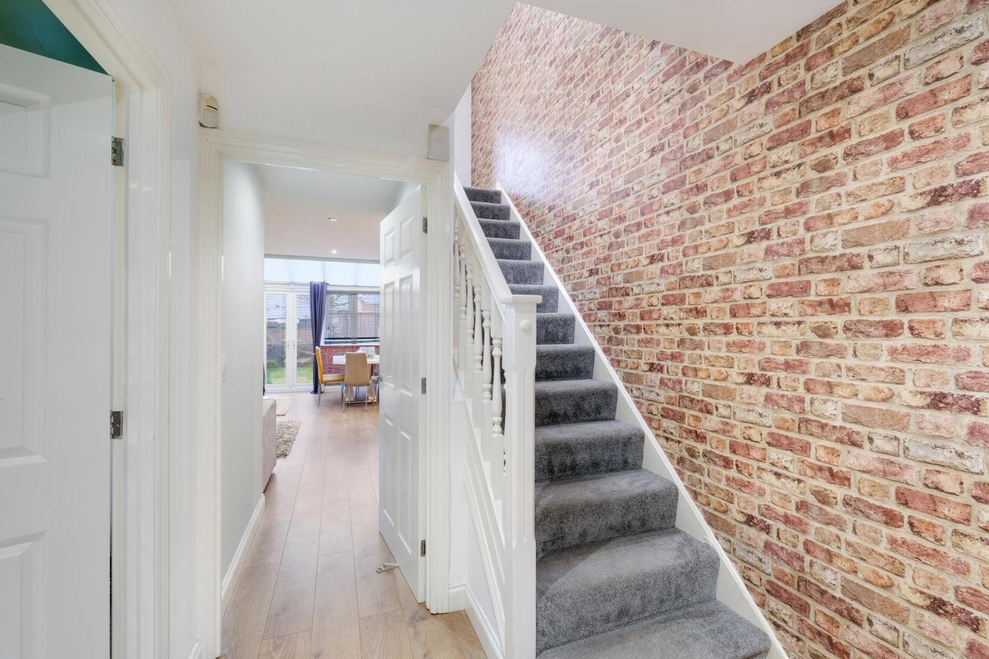Bright & Spacious 3-bed, 2-bath In Graylands Close Casa de férias