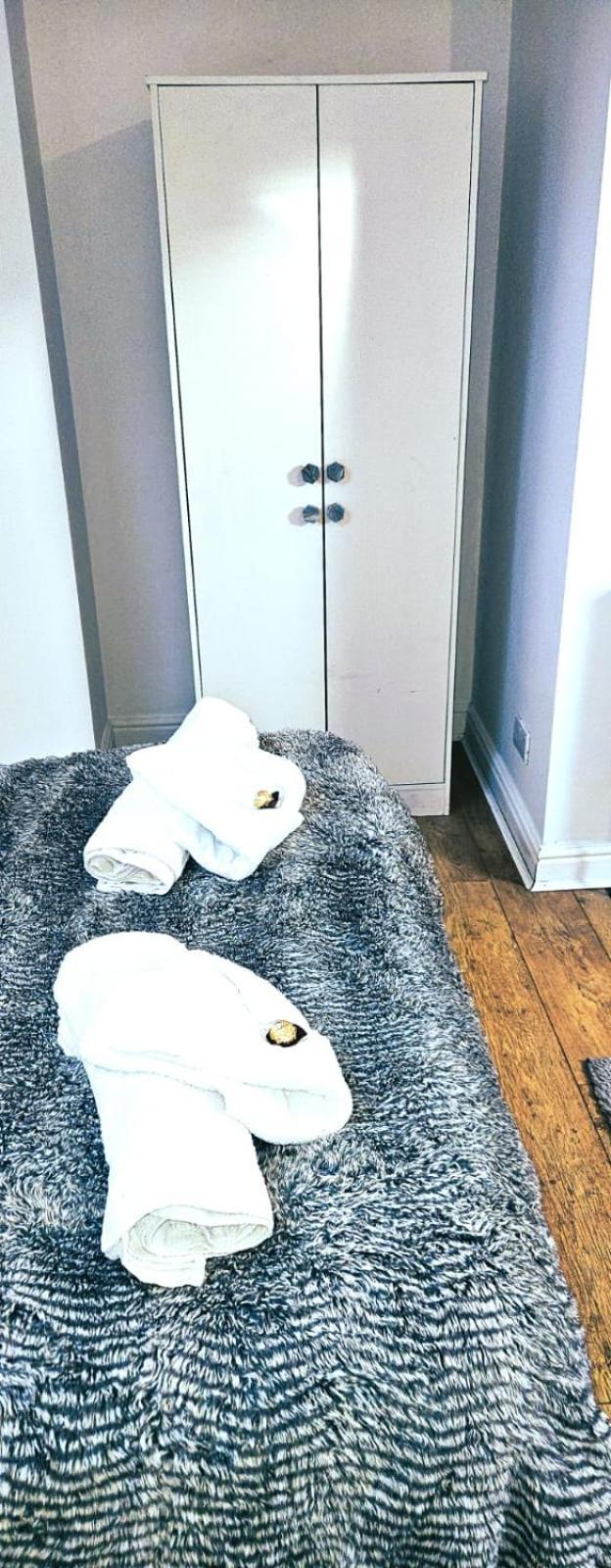 The Cozy Sleeps 6 Parking *