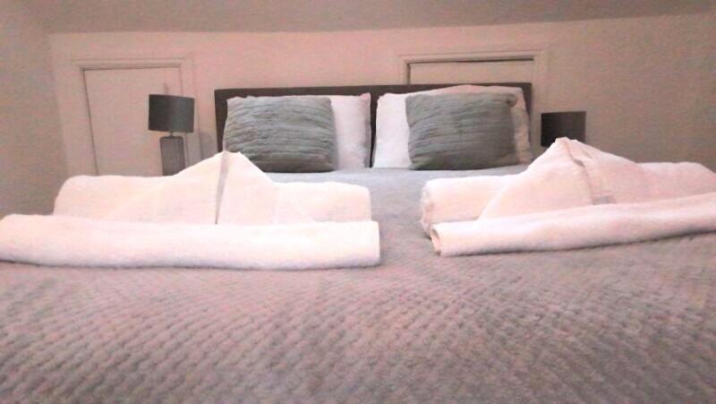 The Cozy Sleeps 6 Parking *