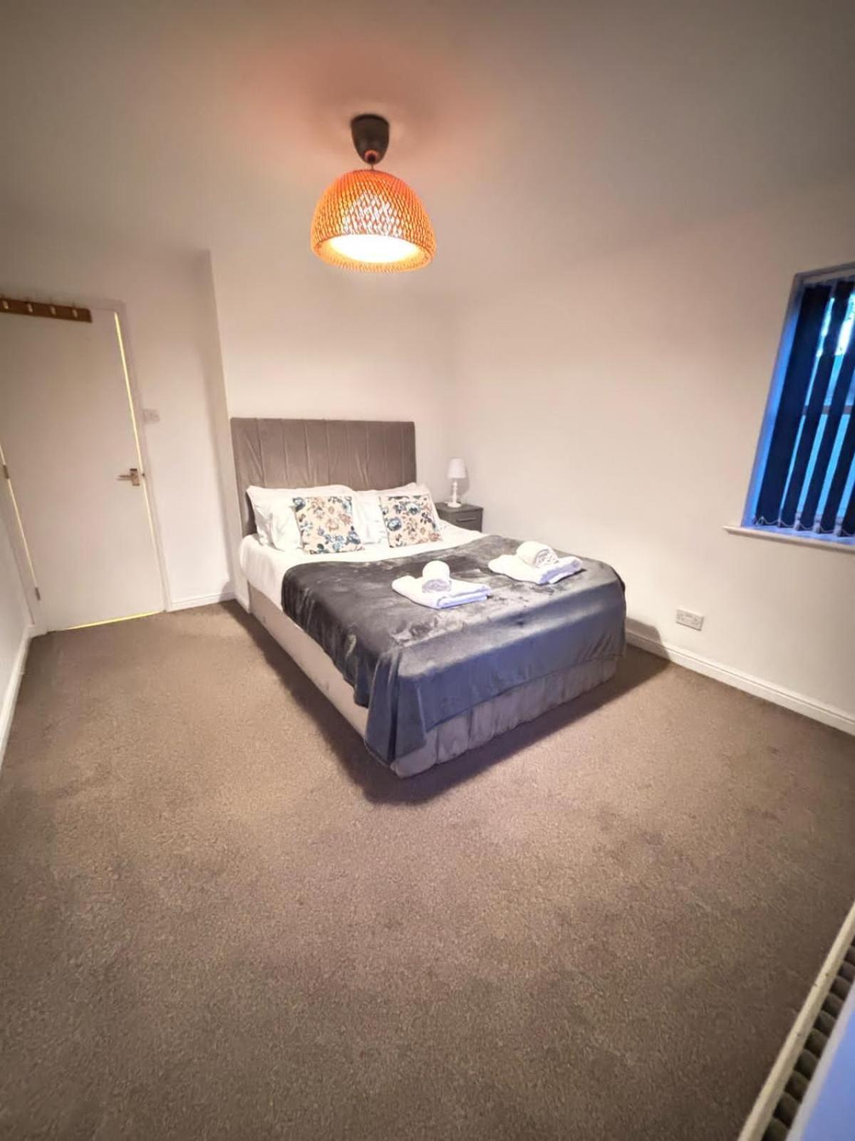 Luxury One-bedroom House With Free Parking Apartment Slough