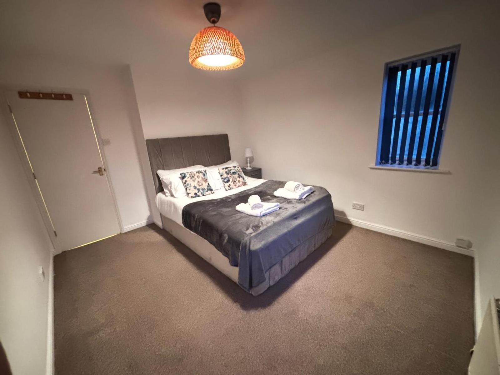 Luxury One-bedroom House With Free Parking Apartment Slough