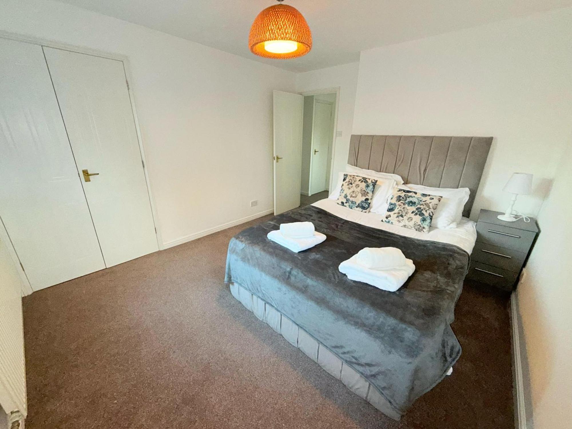 Apartment Luxury One-bedroom House With Free Parking