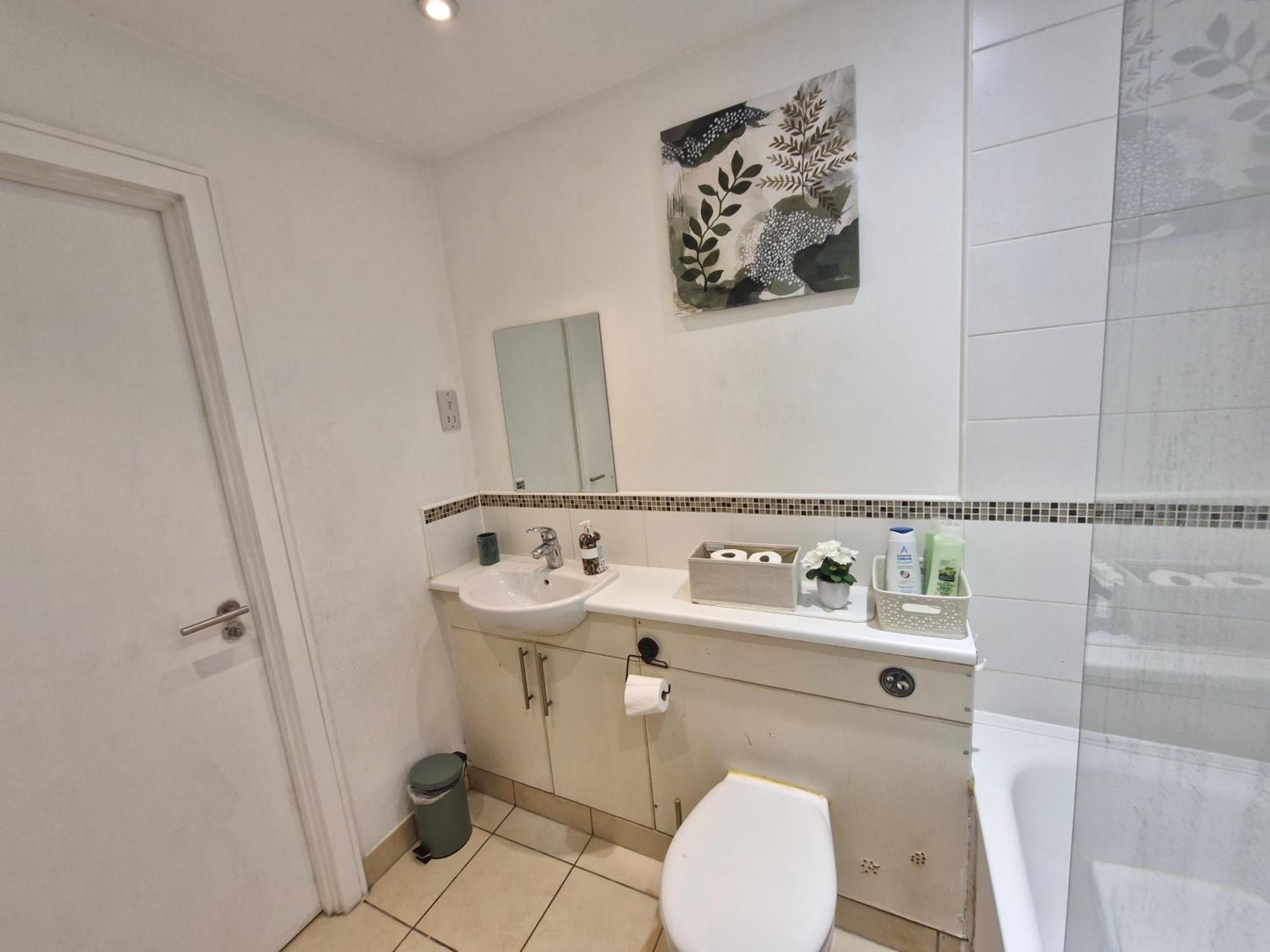 Apartment Luxhaven Elegant One-bed On High Street