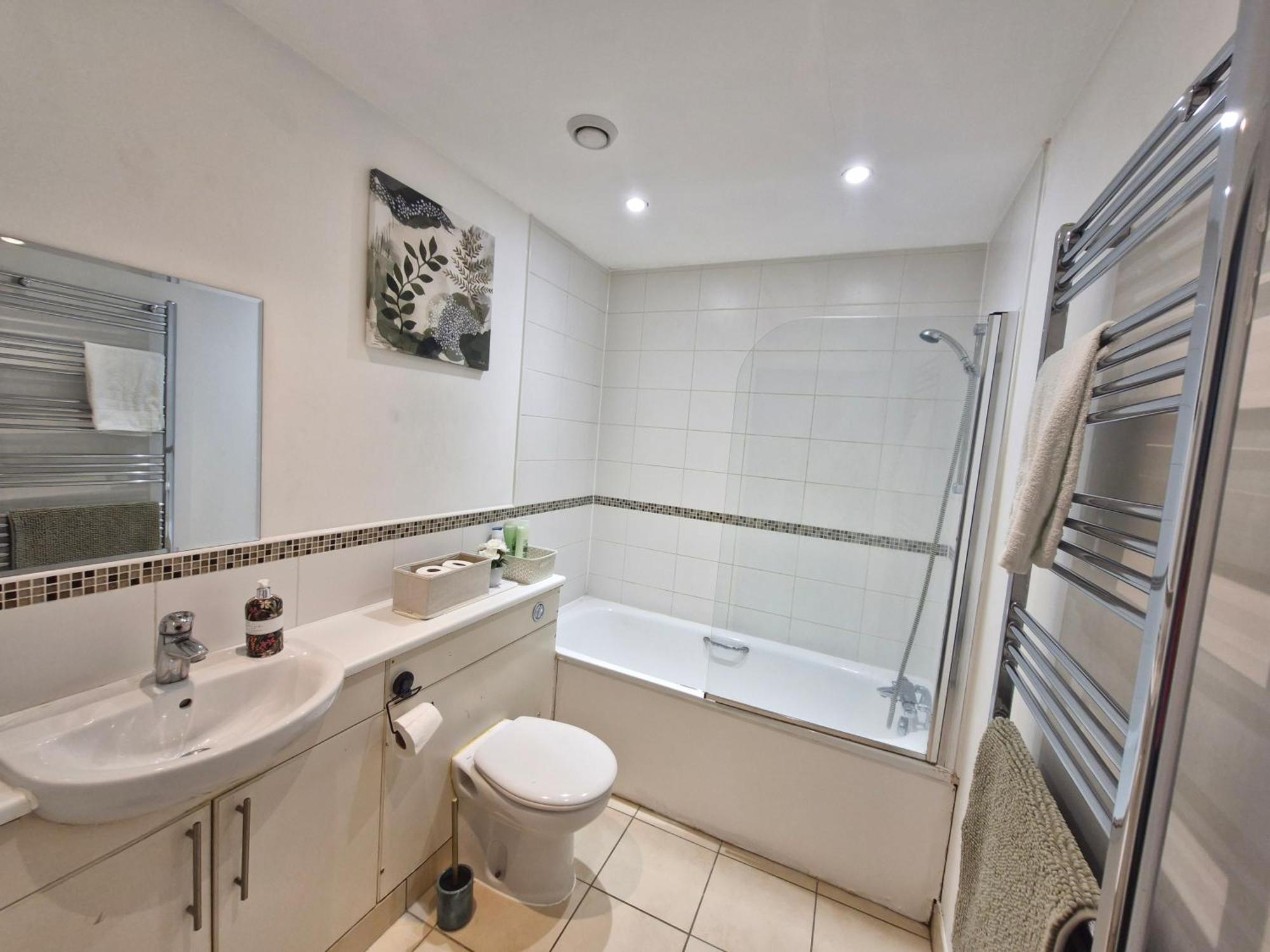Luxhaven Elegant One-bed On High Street Apartment *