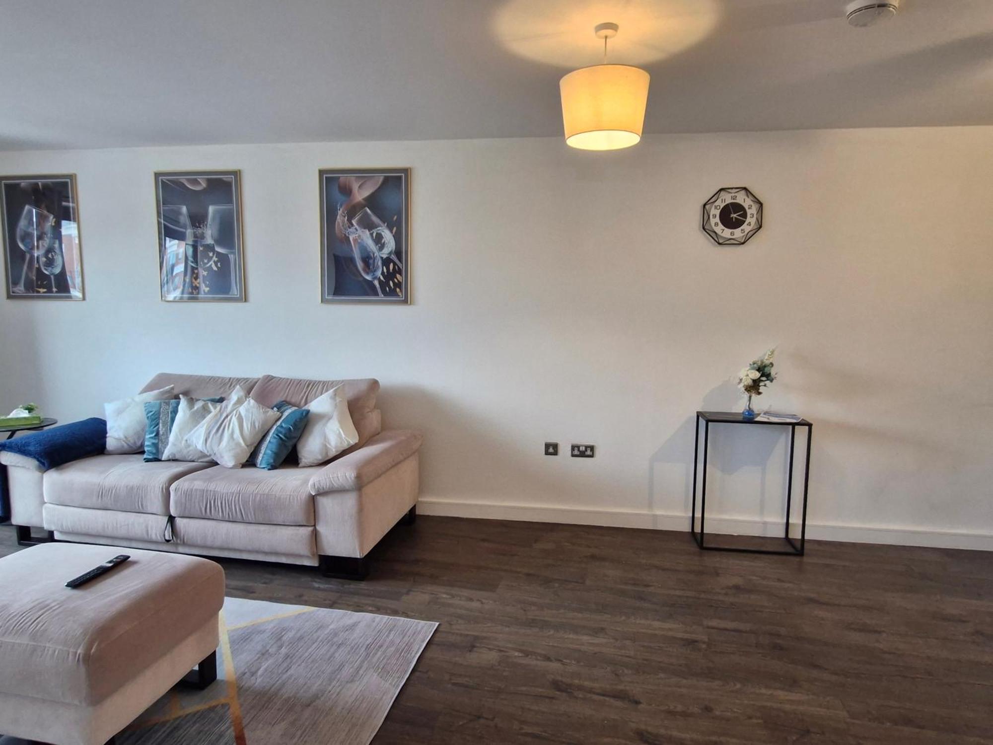 Luxhaven Elegant One-bed On High Street Apartment *