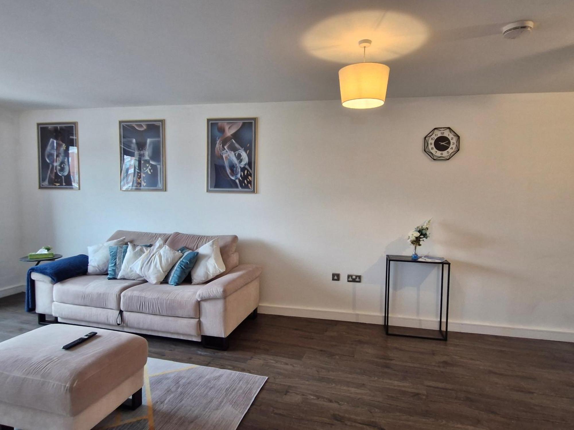 Luxhaven Elegant One-bed On High Street Apartment *