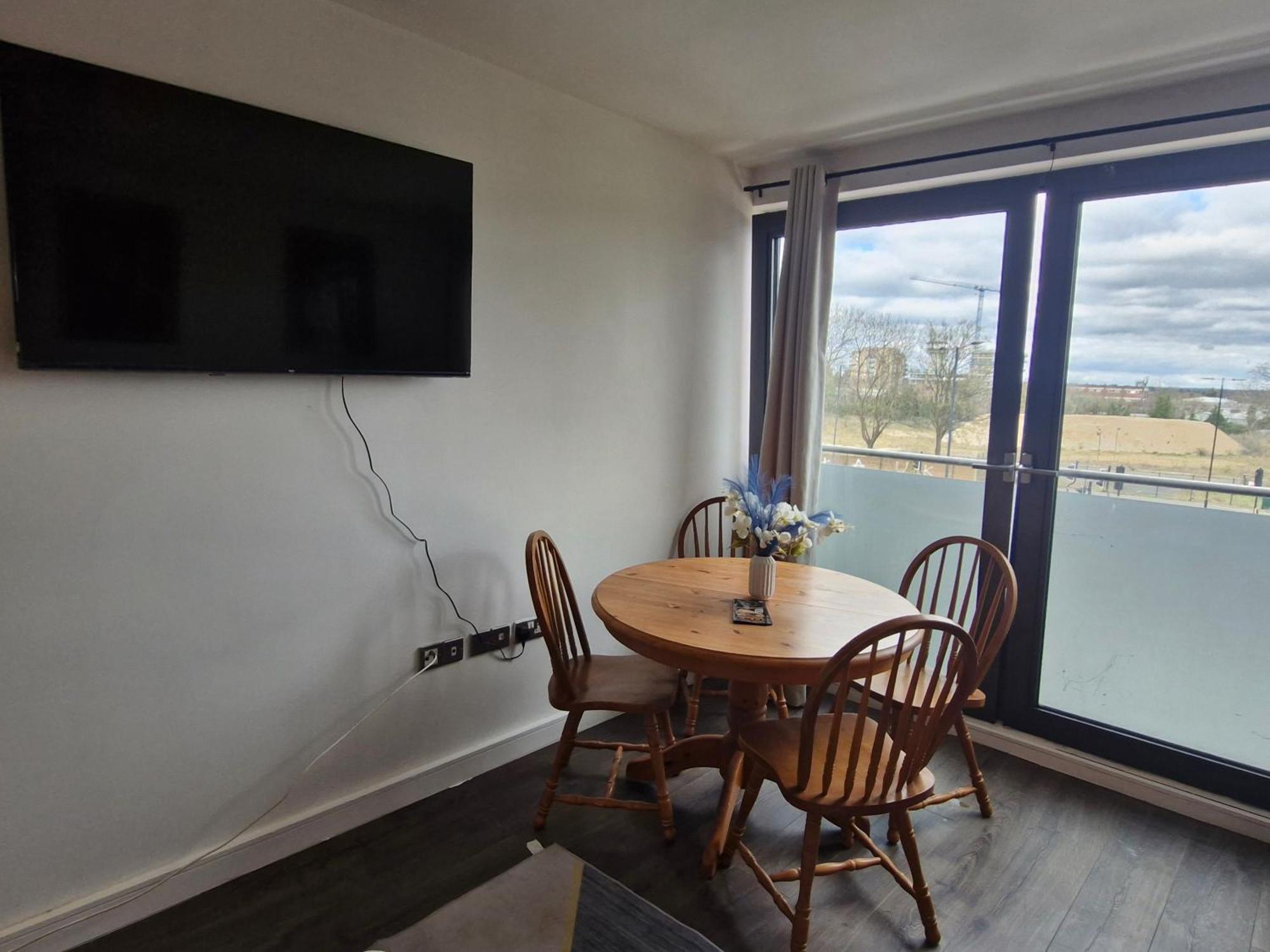 Luxhaven Elegant One-bed On High Street Apartment