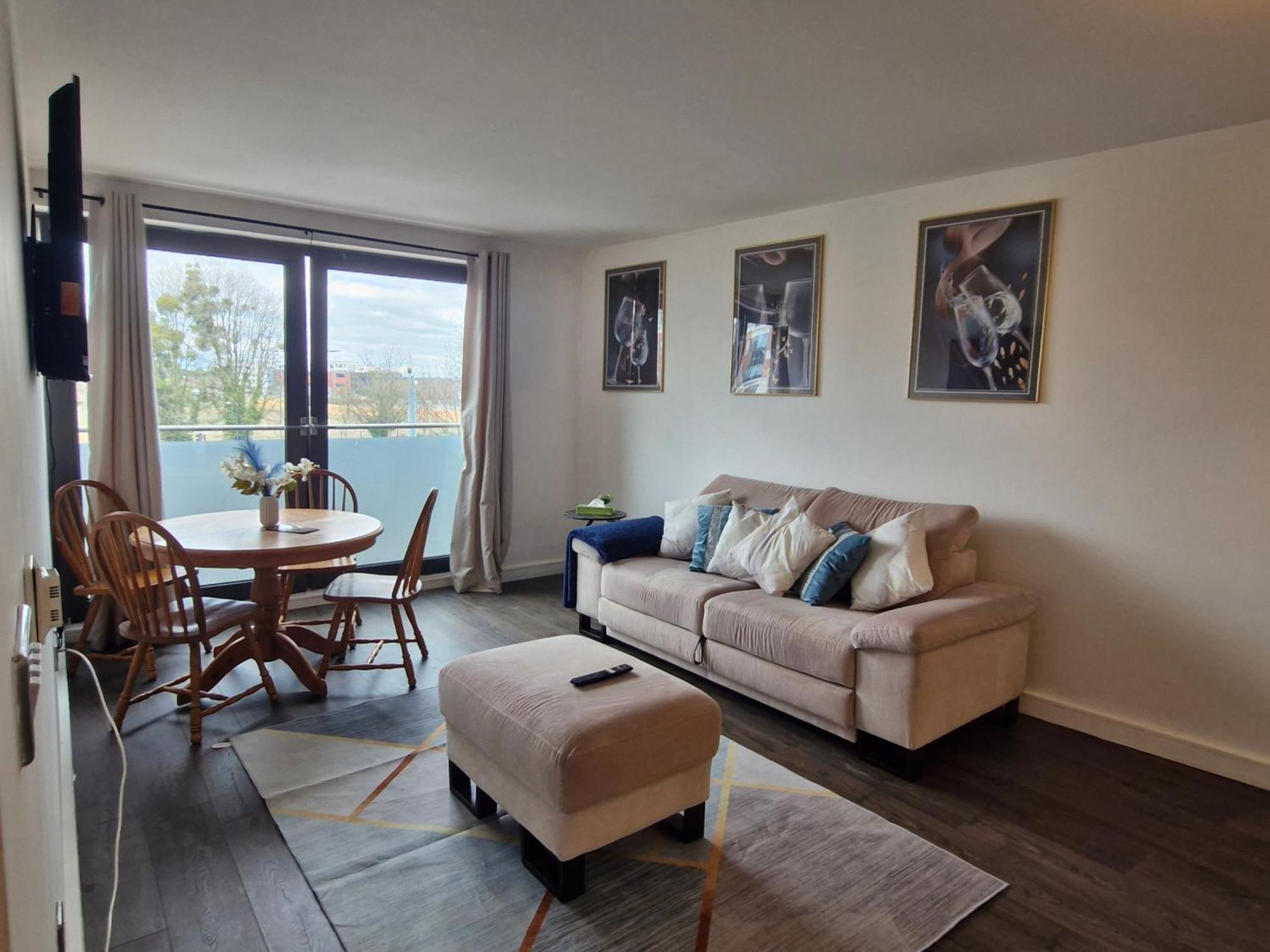 Luxhaven Elegant One-bed On High Street Slough