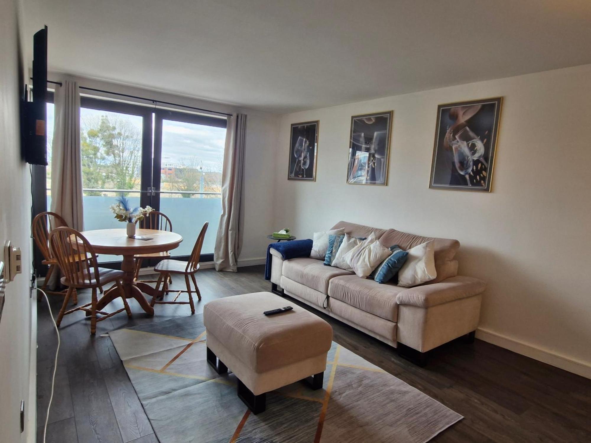 Luxhaven Elegant One-bed On High Street * Slough