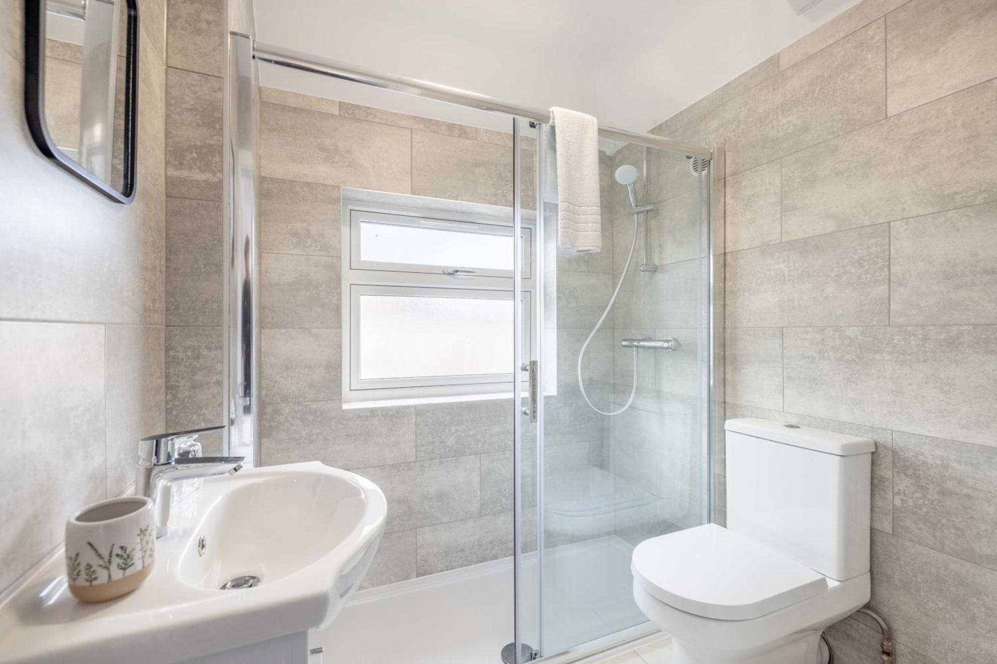 Holiday home Chic And Comfy 4 Bedroom Baylis Road *