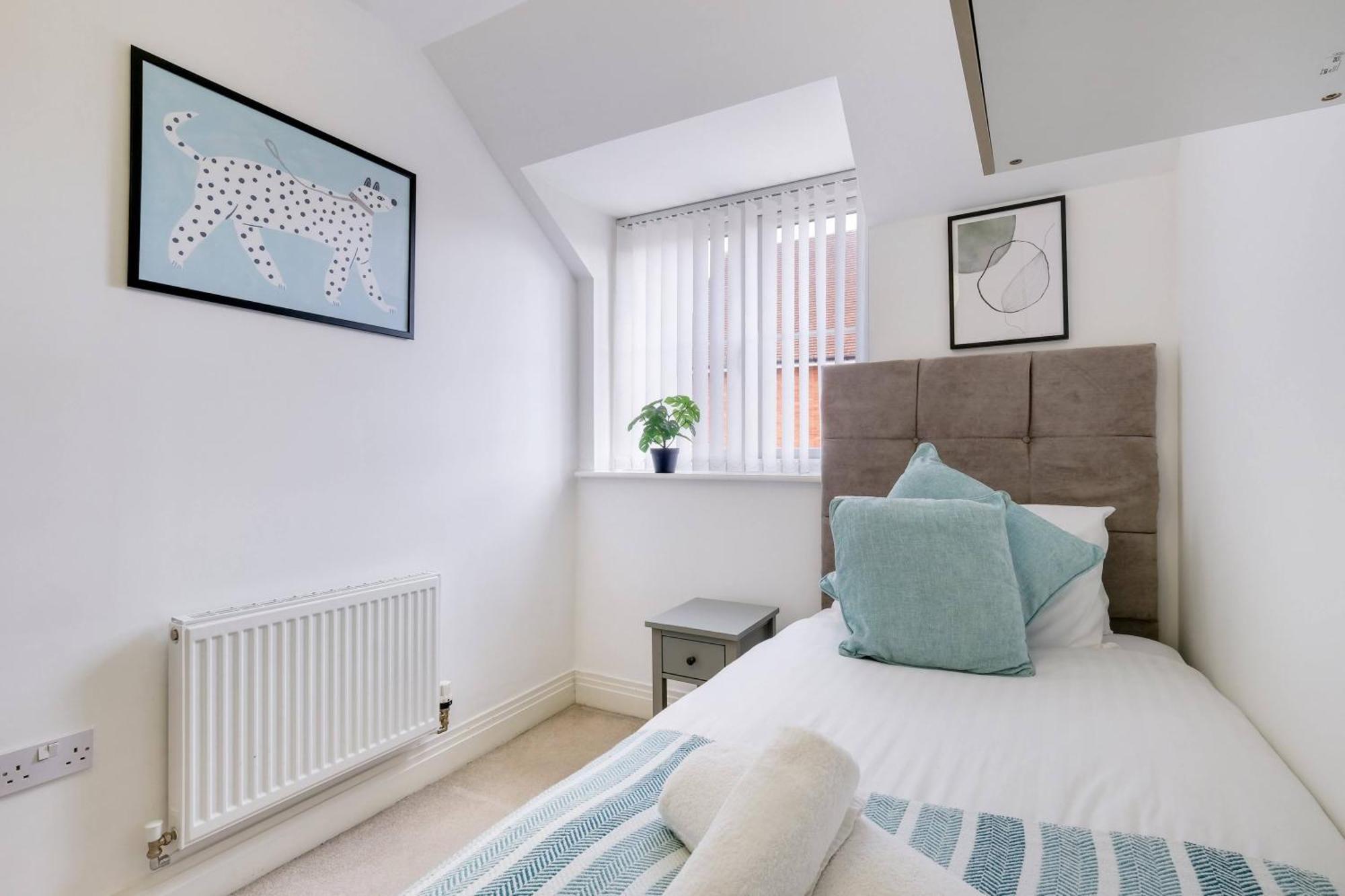 Foxherne 6 Bedroom And 2 Bath Serviced House 20 With Parking - Slough