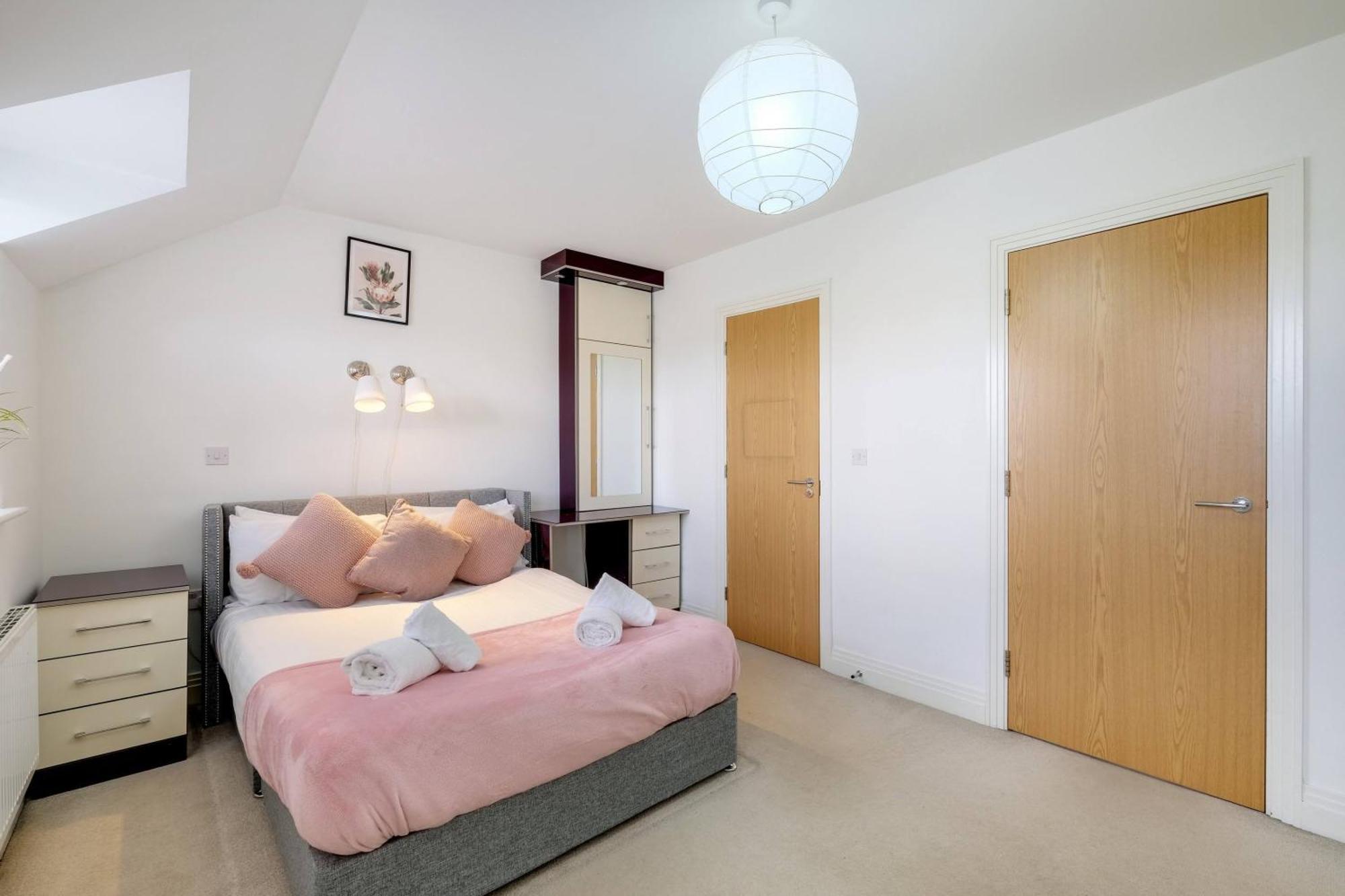 Foxherne 6 Bedroom And 2 Bath Serviced House 20 With Parking - Slough