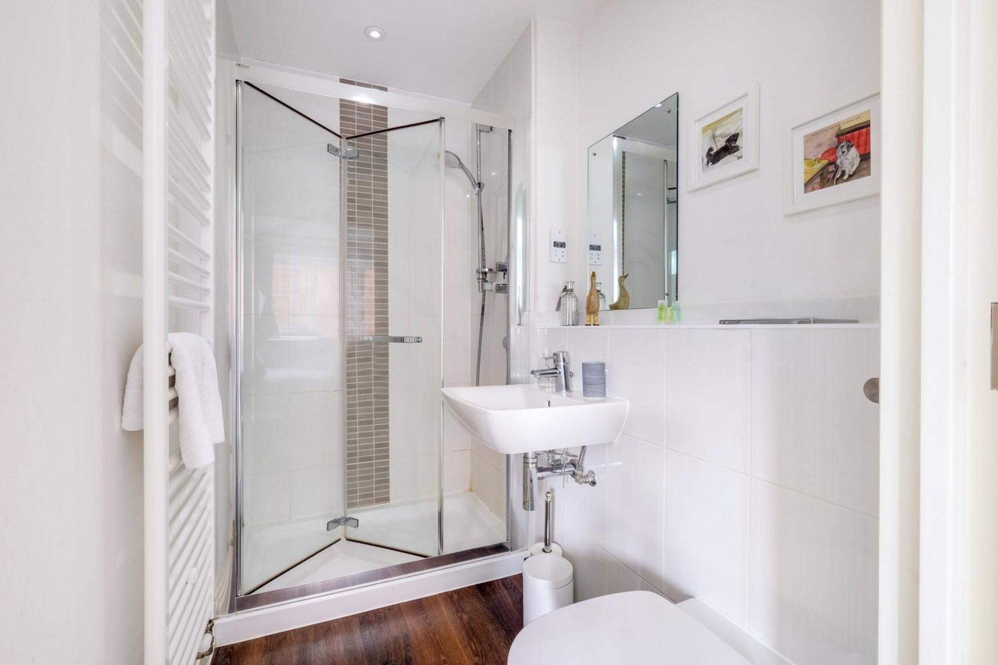 Casa de férias Foxherne 6 Bedroom And 2 Bath Serviced House 20 With Parking - Slough