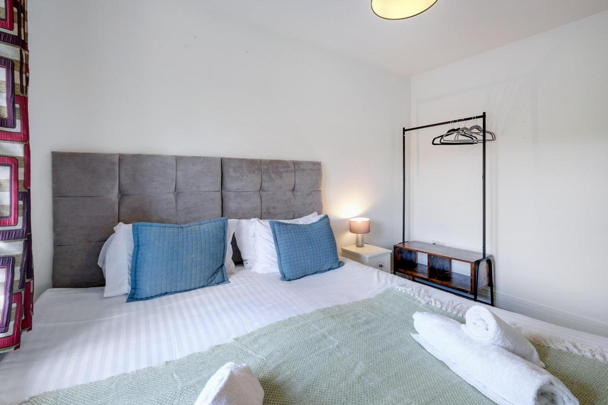 Foxherne 6 Bedroom And 2 Bath Serviced House 20 With Parking - Casa de férias Slough