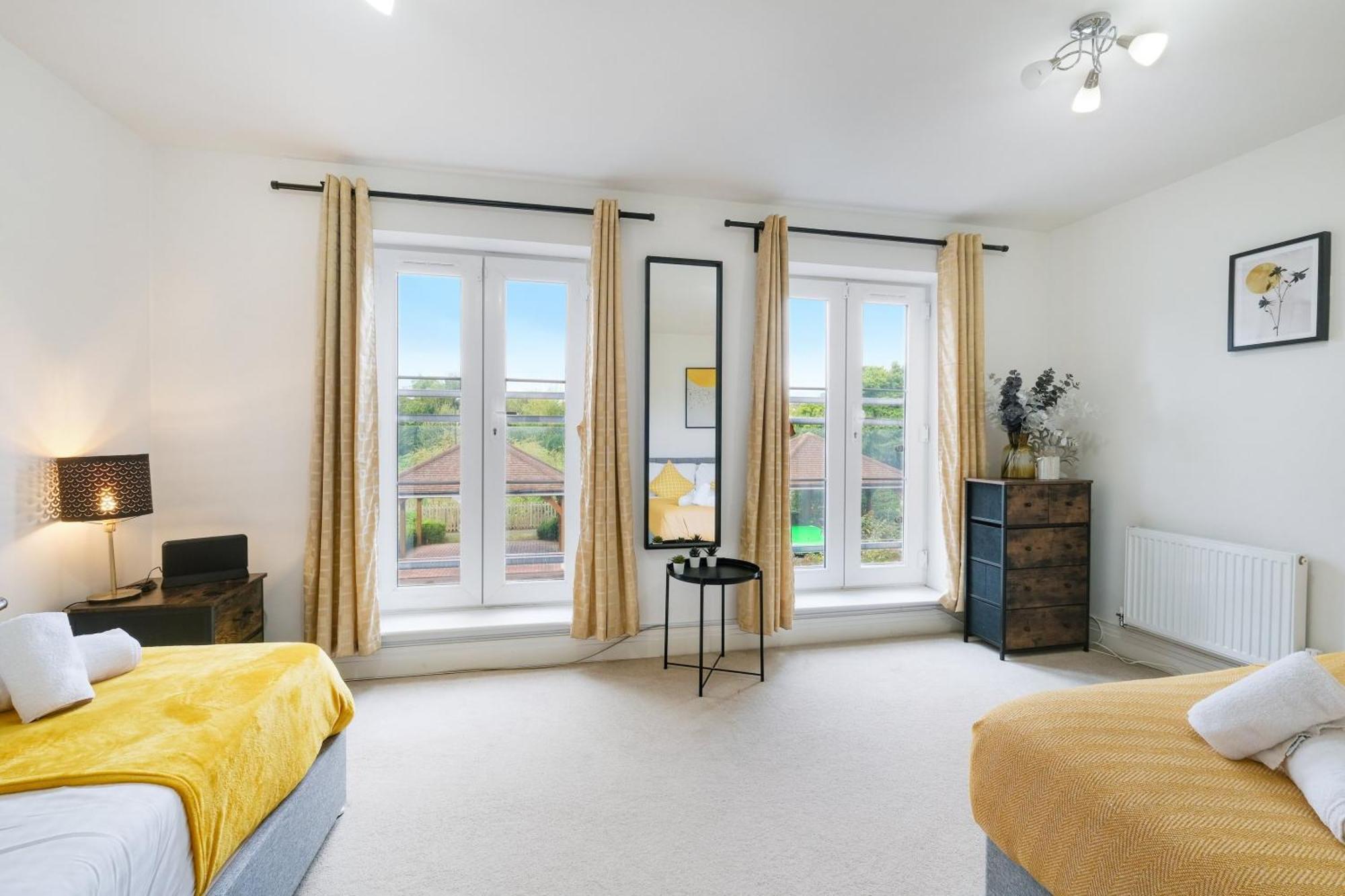 Foxherne 6 Bedroom And 2 Bath Serviced House 20 With Parking - *