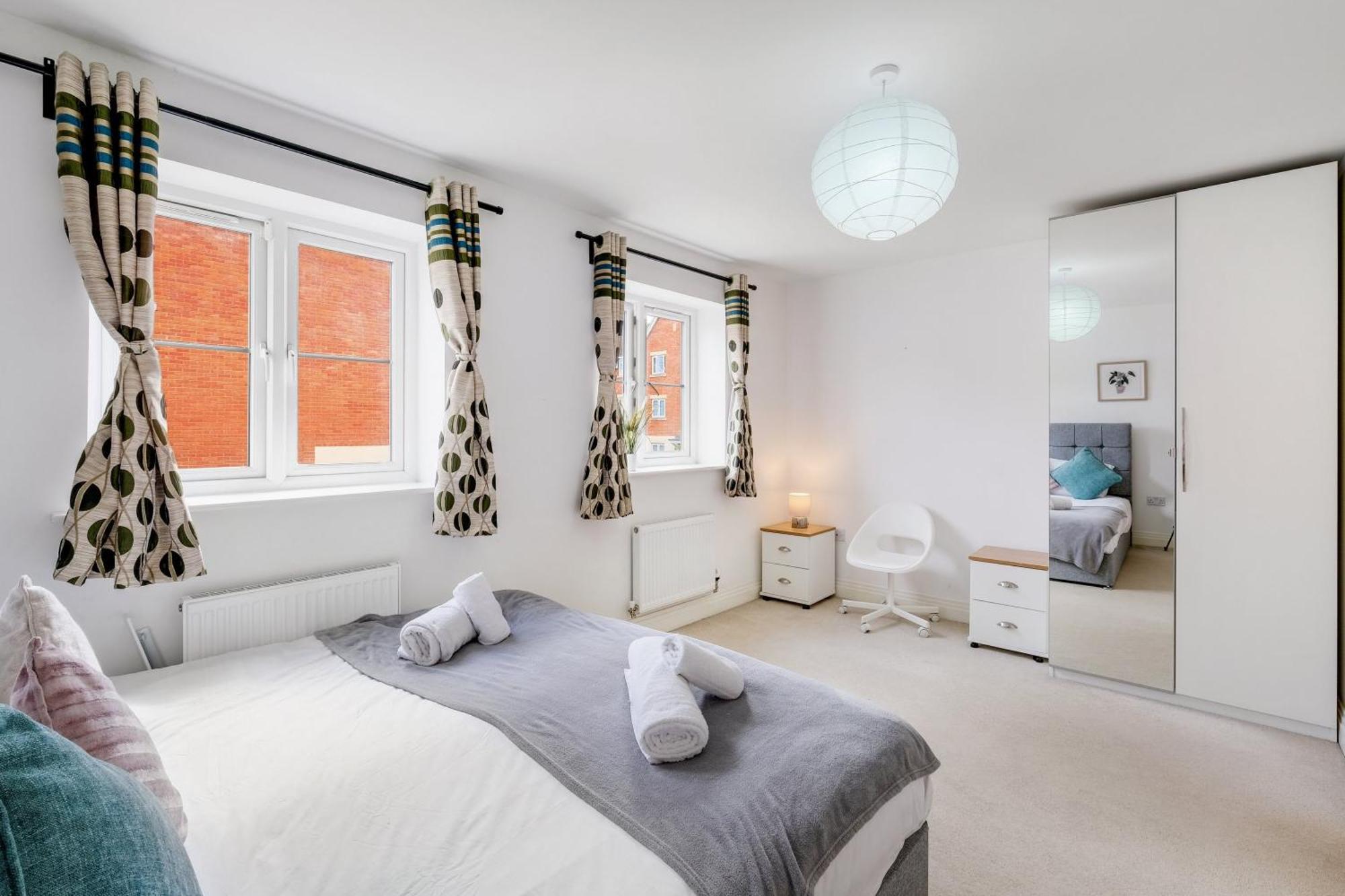 Foxherne 6 Bedroom And 2 Bath Serviced House 20 With Parking - * Slough