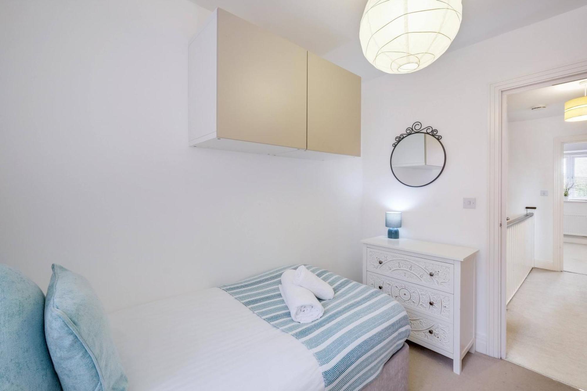 Foxherne 6 Bedroom And 2 Bath Serviced House 20 With Parking - Casa de férias *
