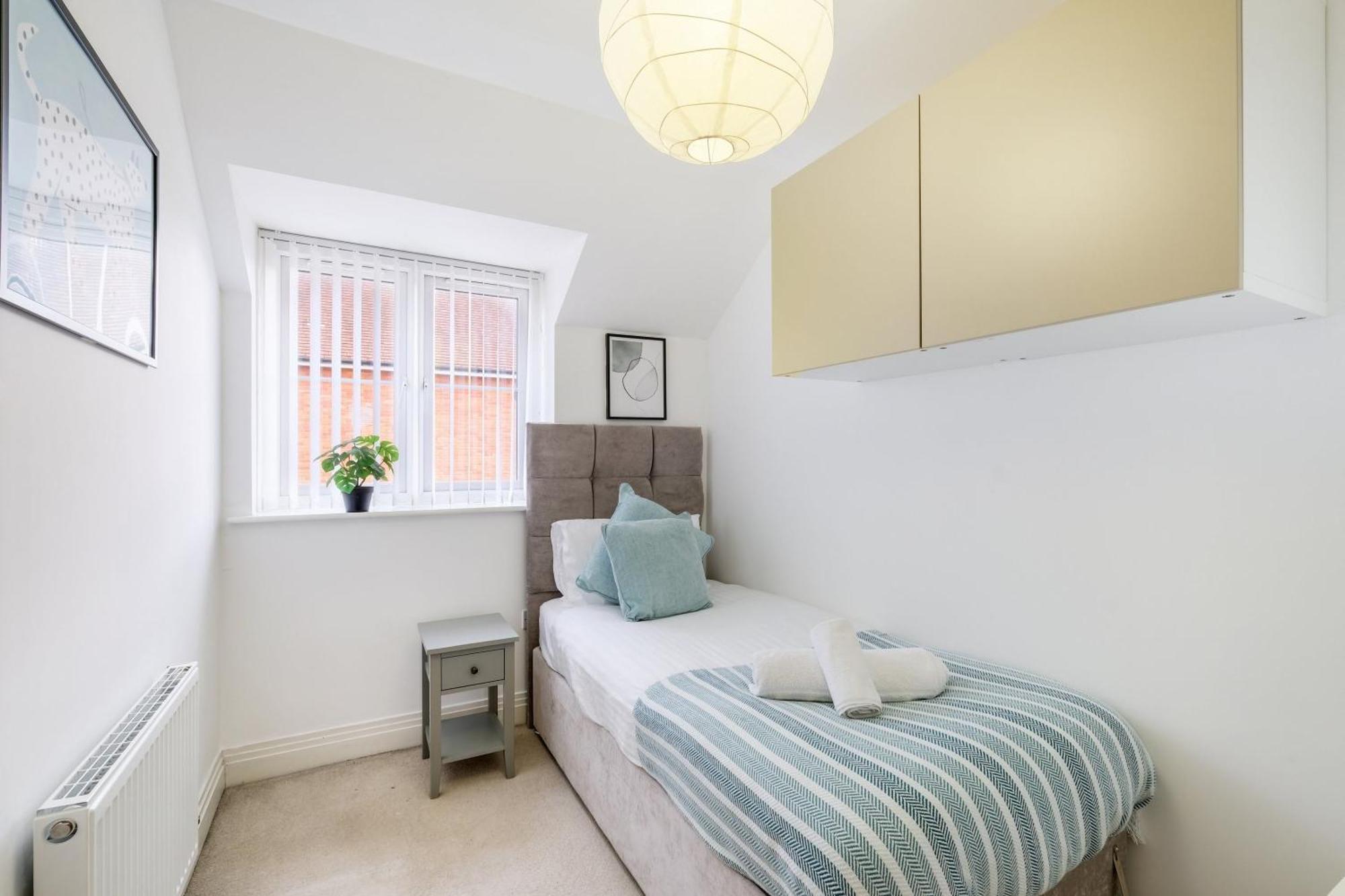 Foxherne 6 Bedroom And 2 Bath Serviced House 20 With Parking - Casa de férias Slough