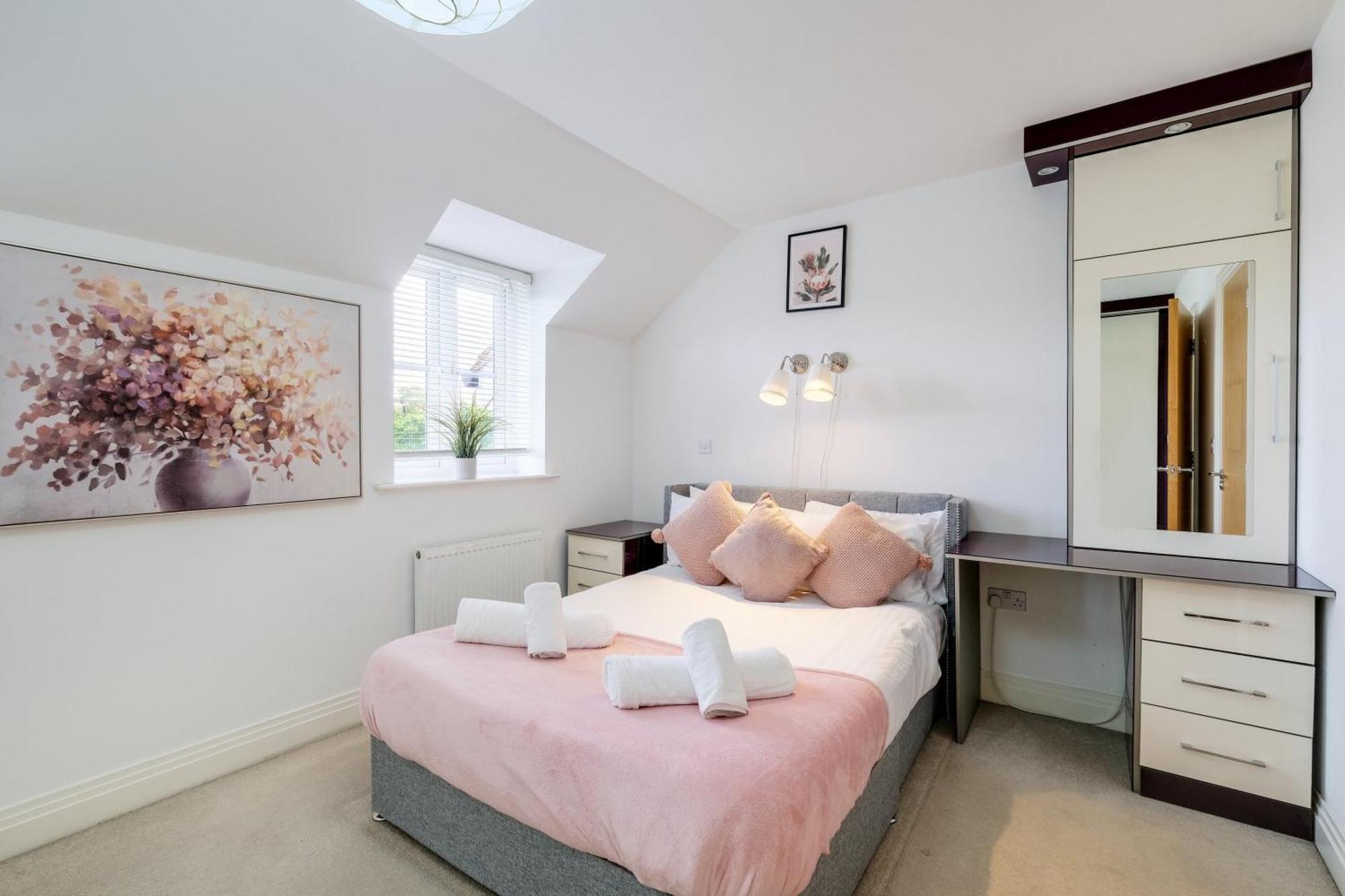 Foxherne 6 Bedroom And 2 Bath Serviced House 20 With Parking - Slough