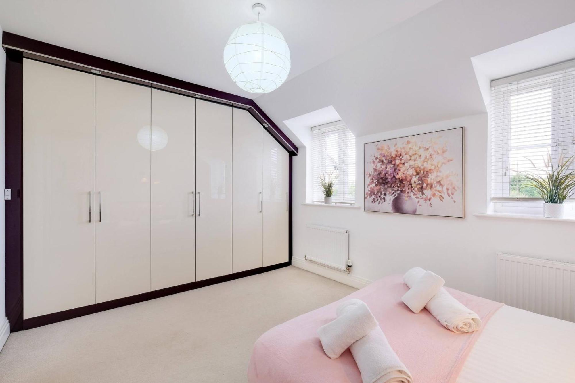 Foxherne 6 Bedroom And 2 Bath Serviced House 20 With Parking -
