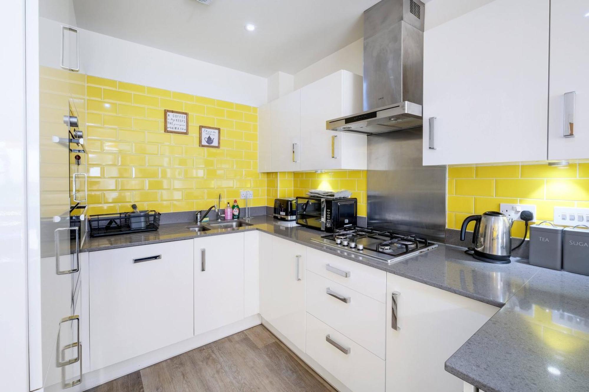 Casa de férias Foxherne 6 Bedroom And 2 Bath Serviced House 20 With Parking - Slough