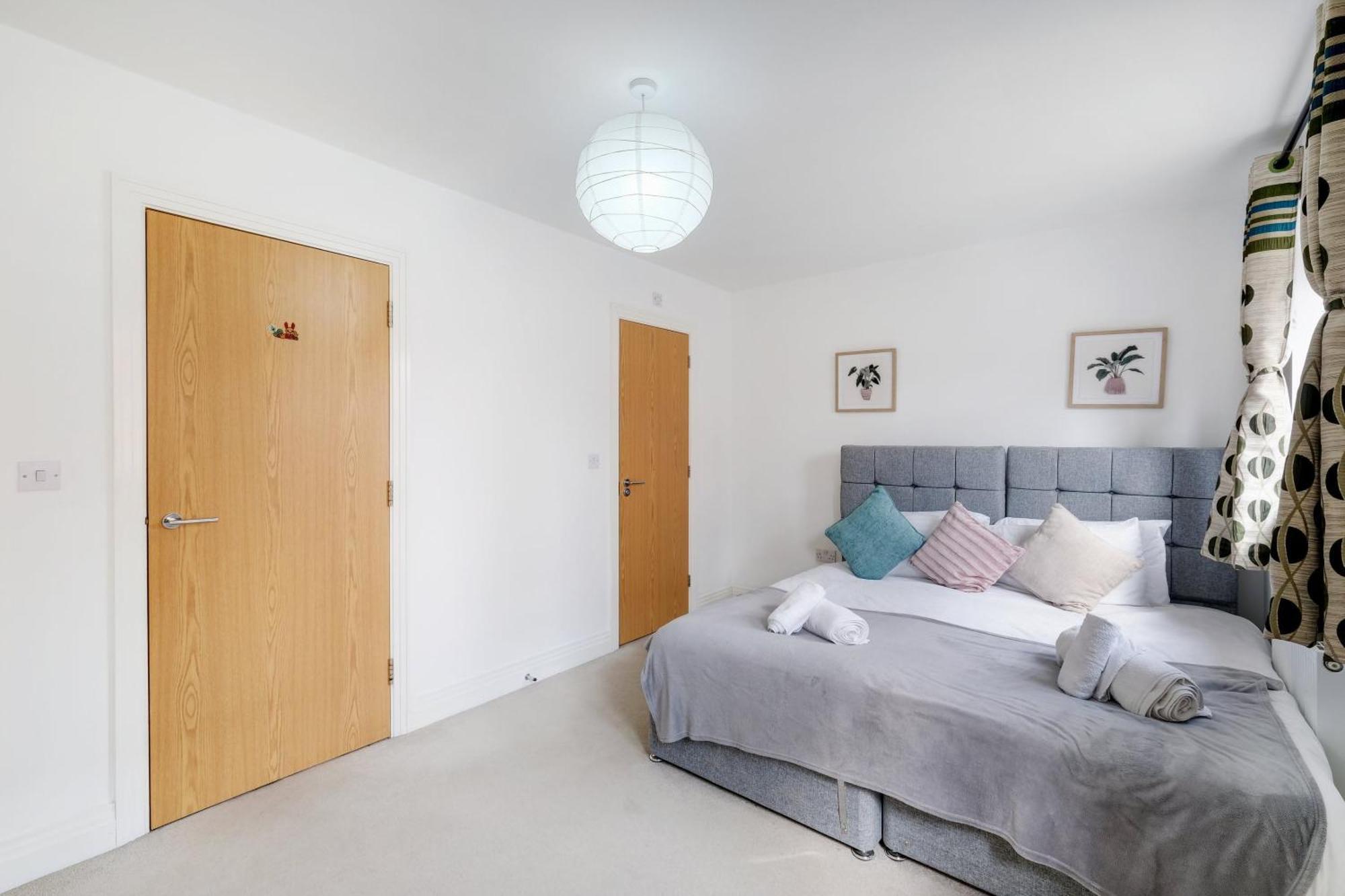 Casa de férias Foxherne 6 Bedroom And 2 Bath Serviced House 20 With Parking - Slough