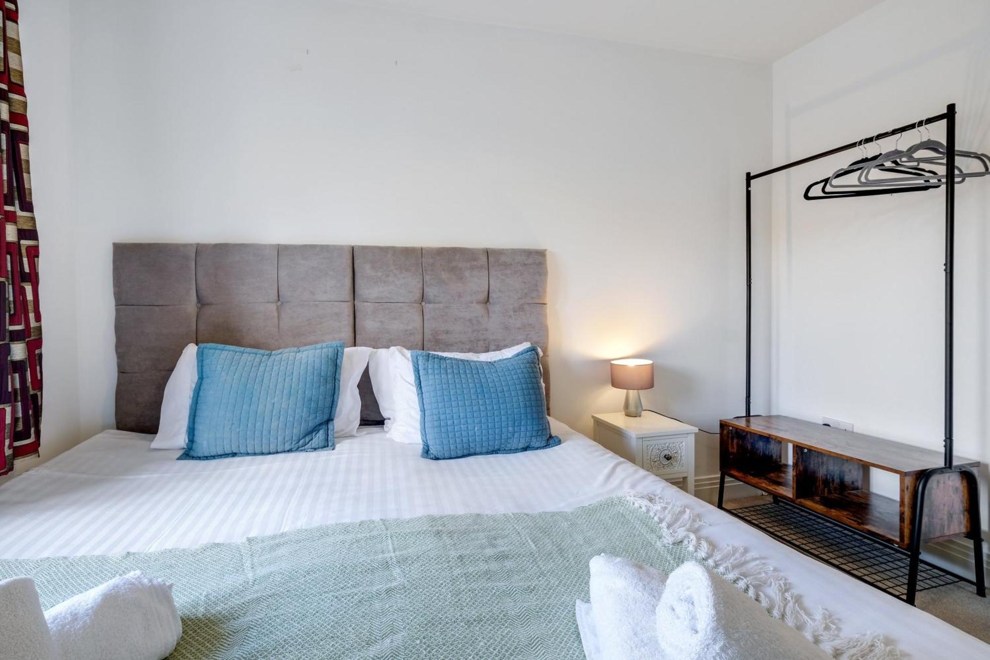 Foxherne 6 Bedroom And 2 Bath Serviced House 20 With Parking - Casa de férias *