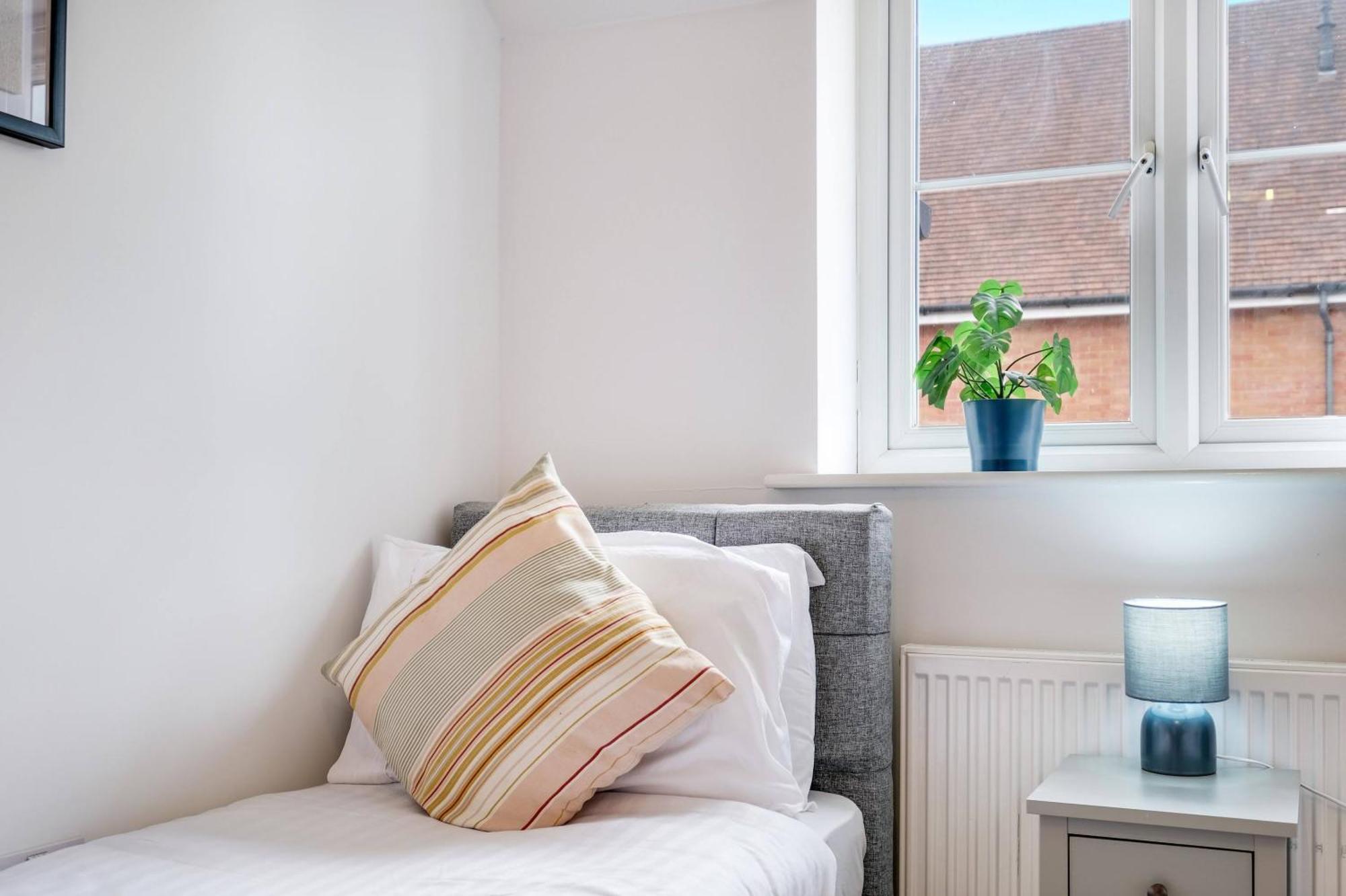 Foxherne 6 Bedroom And 2 Bath Serviced House 20 With Parking - Slough