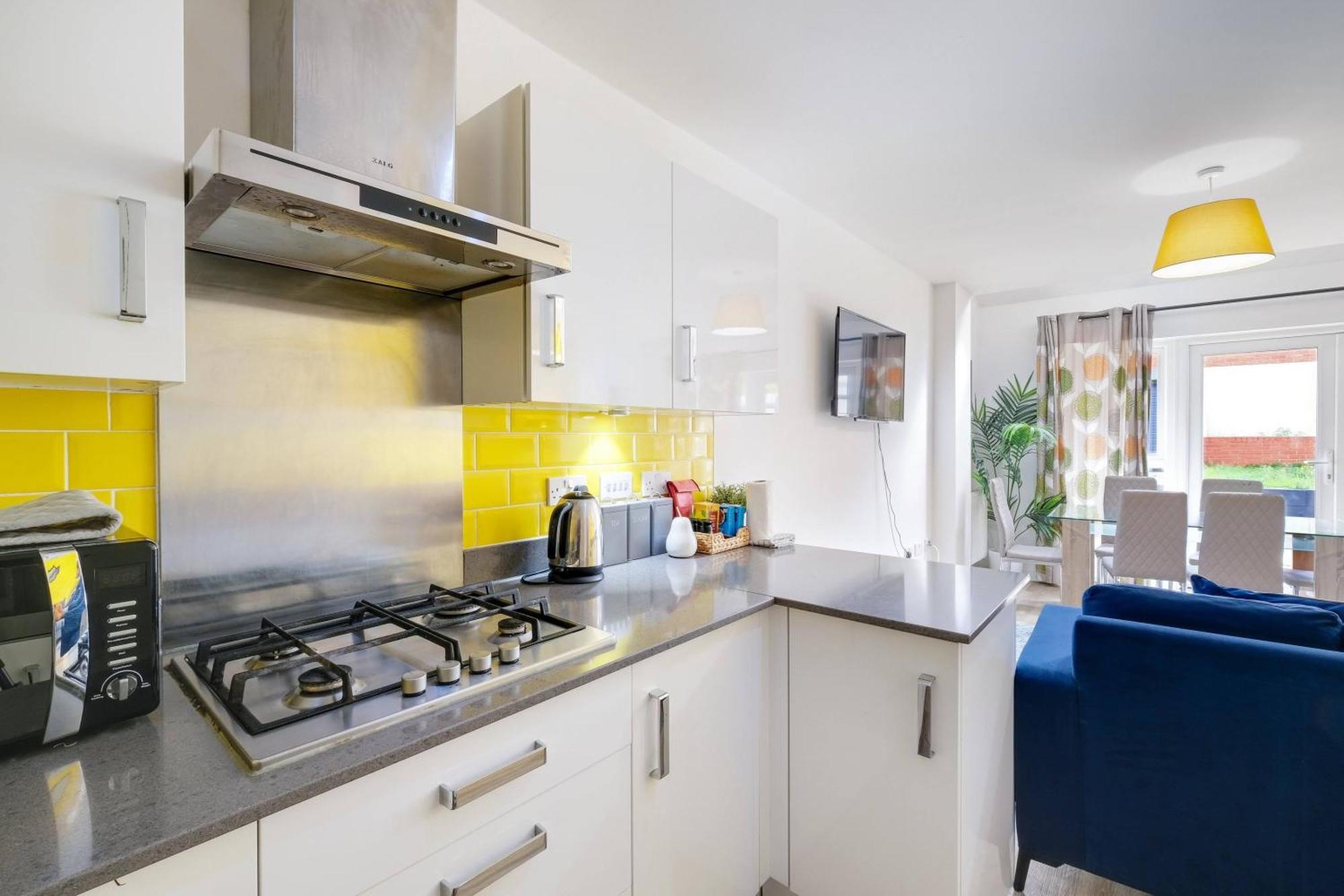 Foxherne 6 Bedroom And 2 Bath Serviced House 20 With Parking - Slough