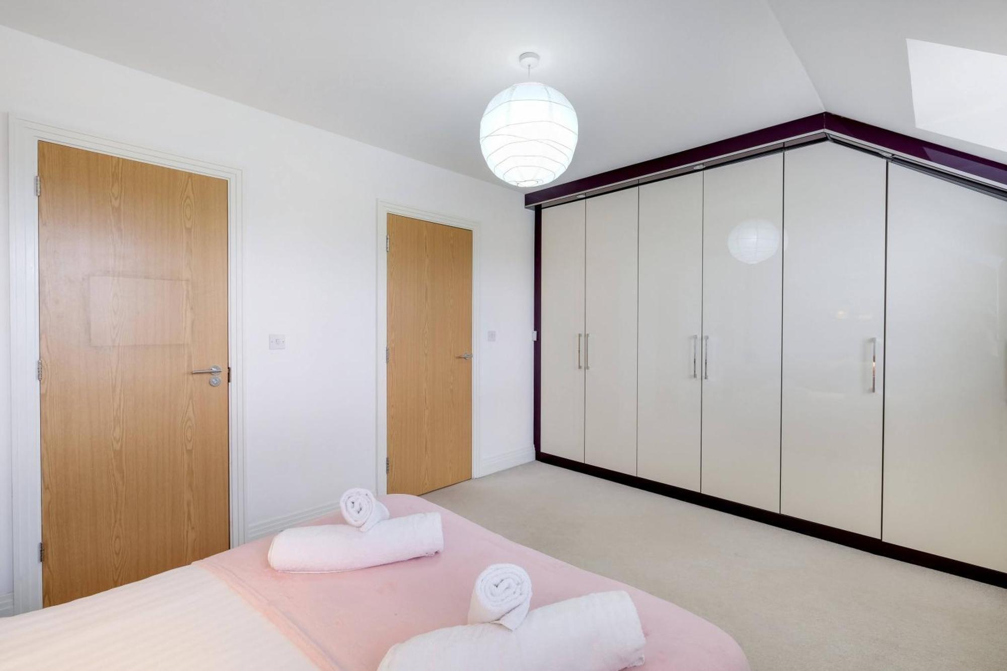 Casa de férias Foxherne 6 Bedroom And 2 Bath Serviced House 20 With Parking - Slough